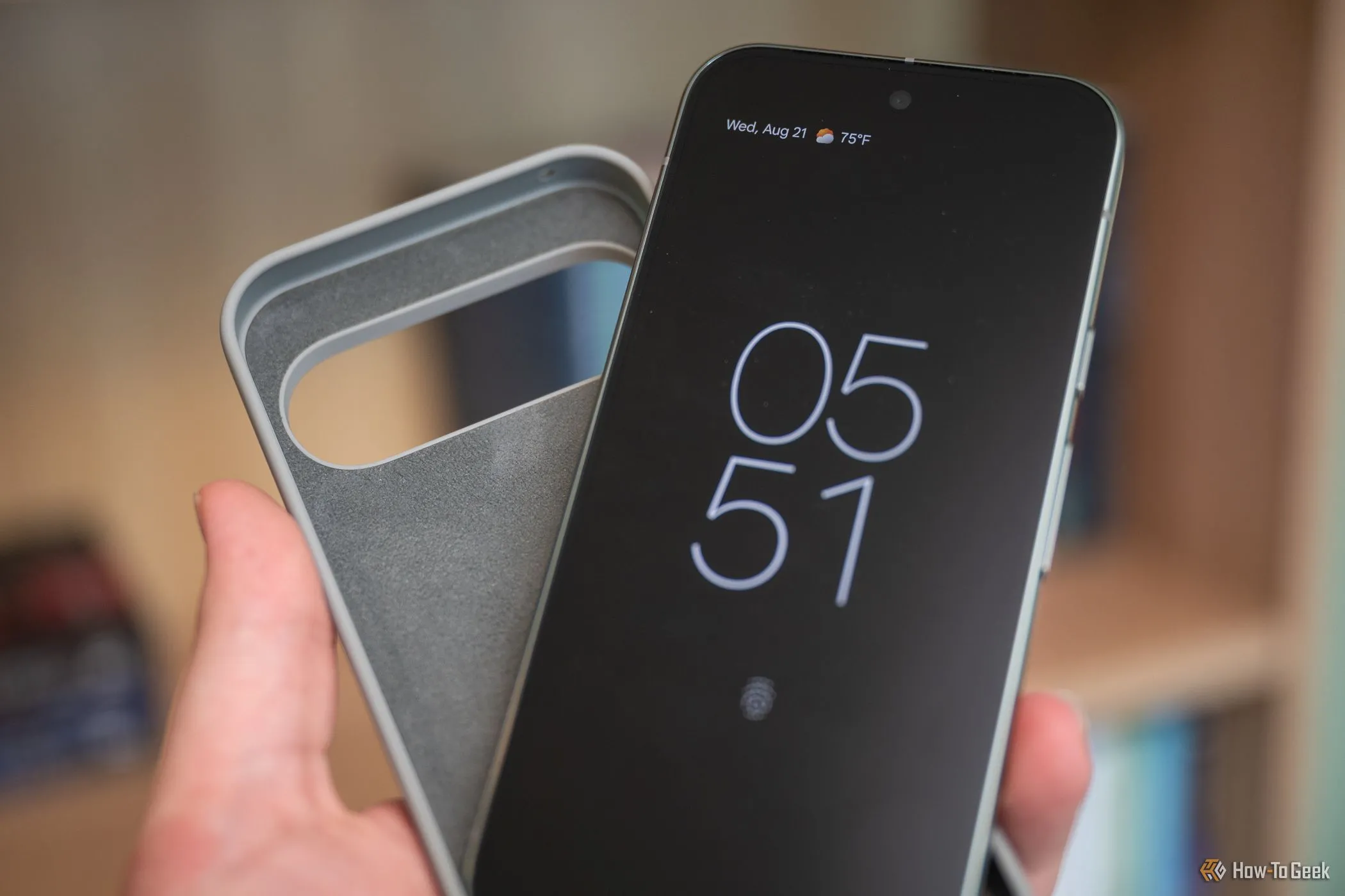 Điện thoại Google Pixel 9 Pro được giữ cạnh một chiếc ốp lưng