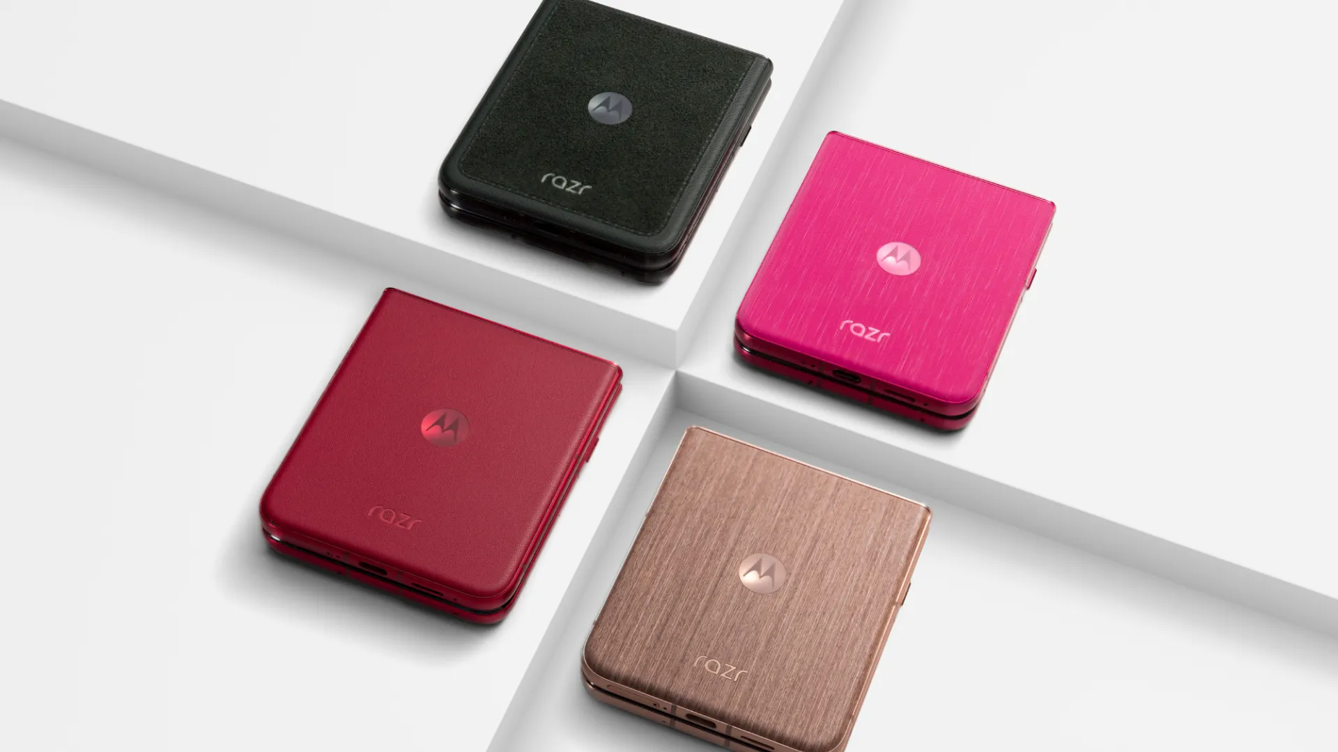 Điện thoại Motorola Razr Ultra 2025 hiển thị bốn tùy chọn màu sắc độc đáo với vật liệu cao cấp.