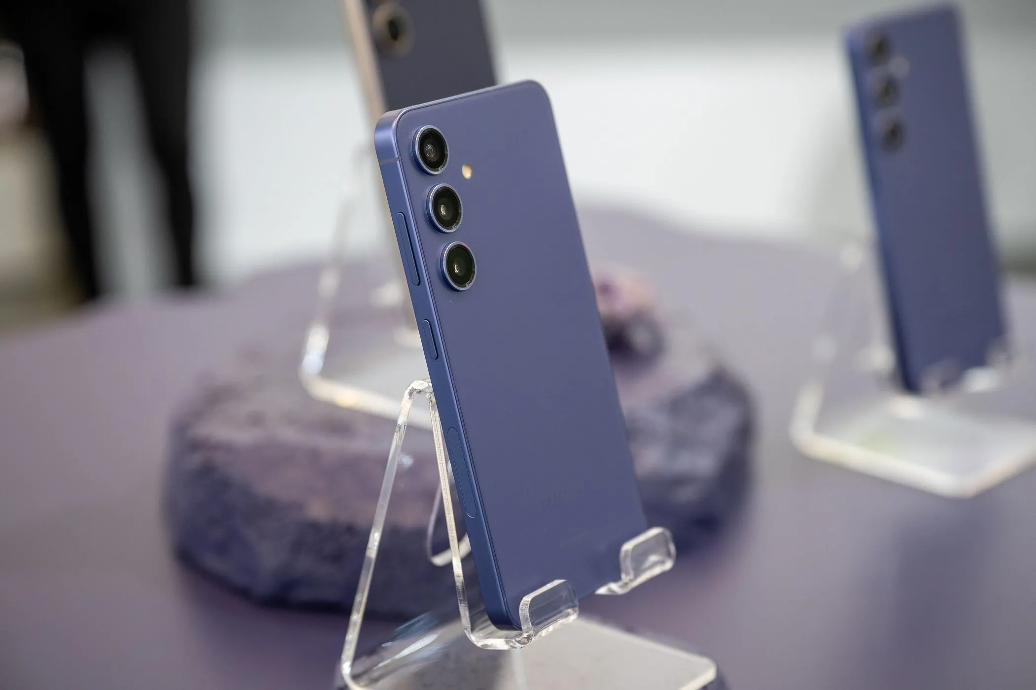 Điện thoại Samsung Galaxy S24 đặt trên bàn, hiển thị rõ cụm camera sau.