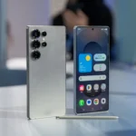 Điện thoại Samsung Galaxy S25 Ultra màu đen từ góc nhìn trước và sau, đặt cạnh bút S Pen trên mặt bàn.