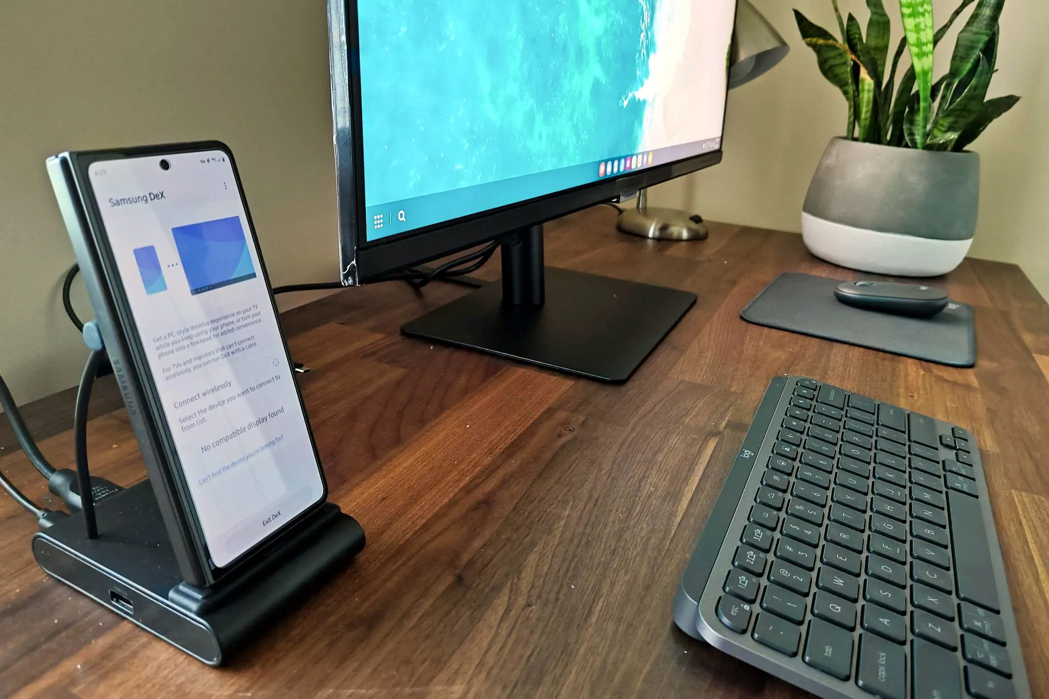 Điện thoại Samsung Galaxy Z Fold 5 đang sử dụng chế độ DeX với dock kết nối màn hình và bàn phím