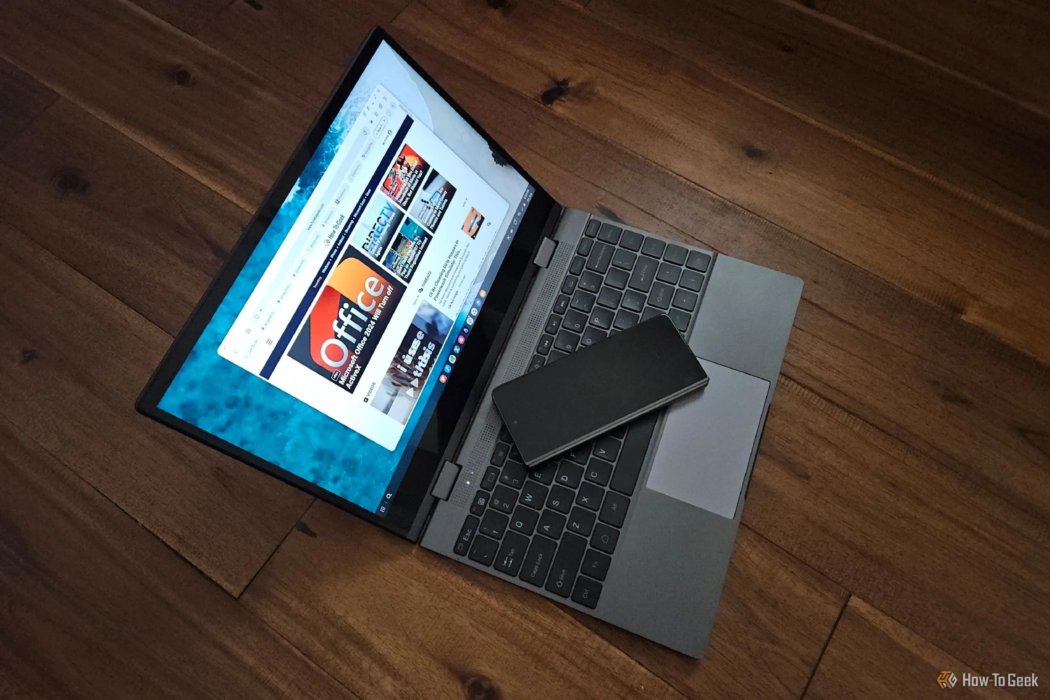 Điện thoại Samsung Galaxy Z Fold 5 kết nối không dây với lapdock uPerfect, mô phỏng trải nghiệm làm việc như trên một chiếc laptop.