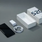 Điện thoại Samsung S20 FE đang mở hộp với phụ kiện