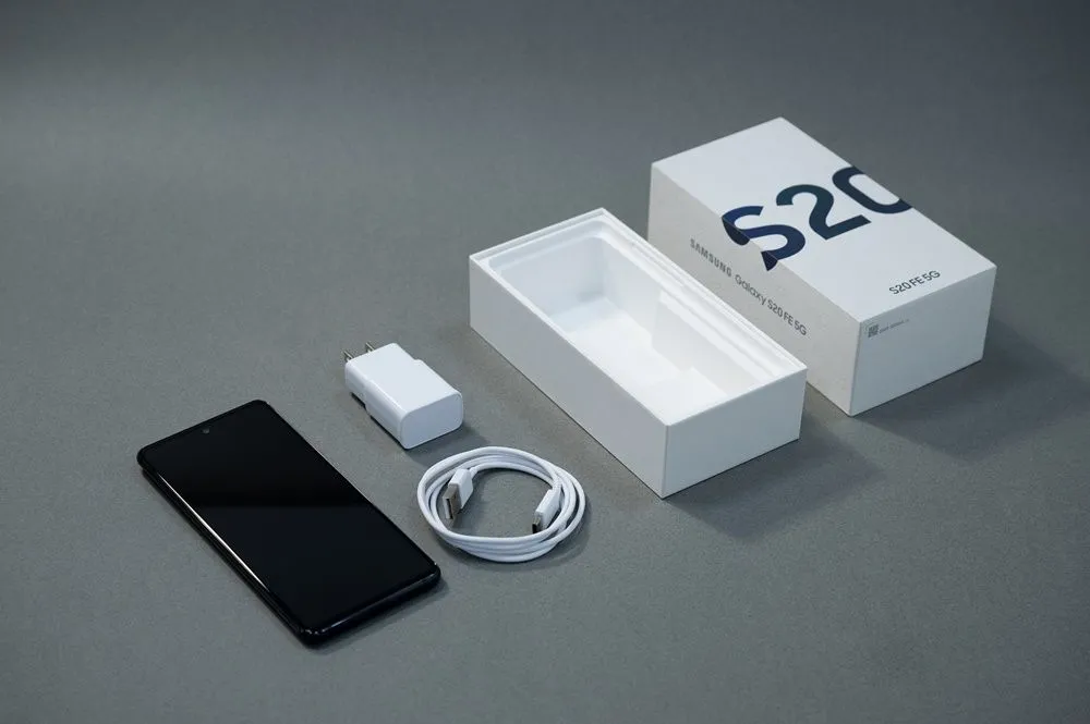 Điện thoại Samsung S20 FE đang mở hộp với phụ kiện