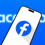 Điện thoại thông minh hiển thị logo Facebook trên màn hình, tượng trưng cho kết nối cộng đồng và cập nhật tin tức