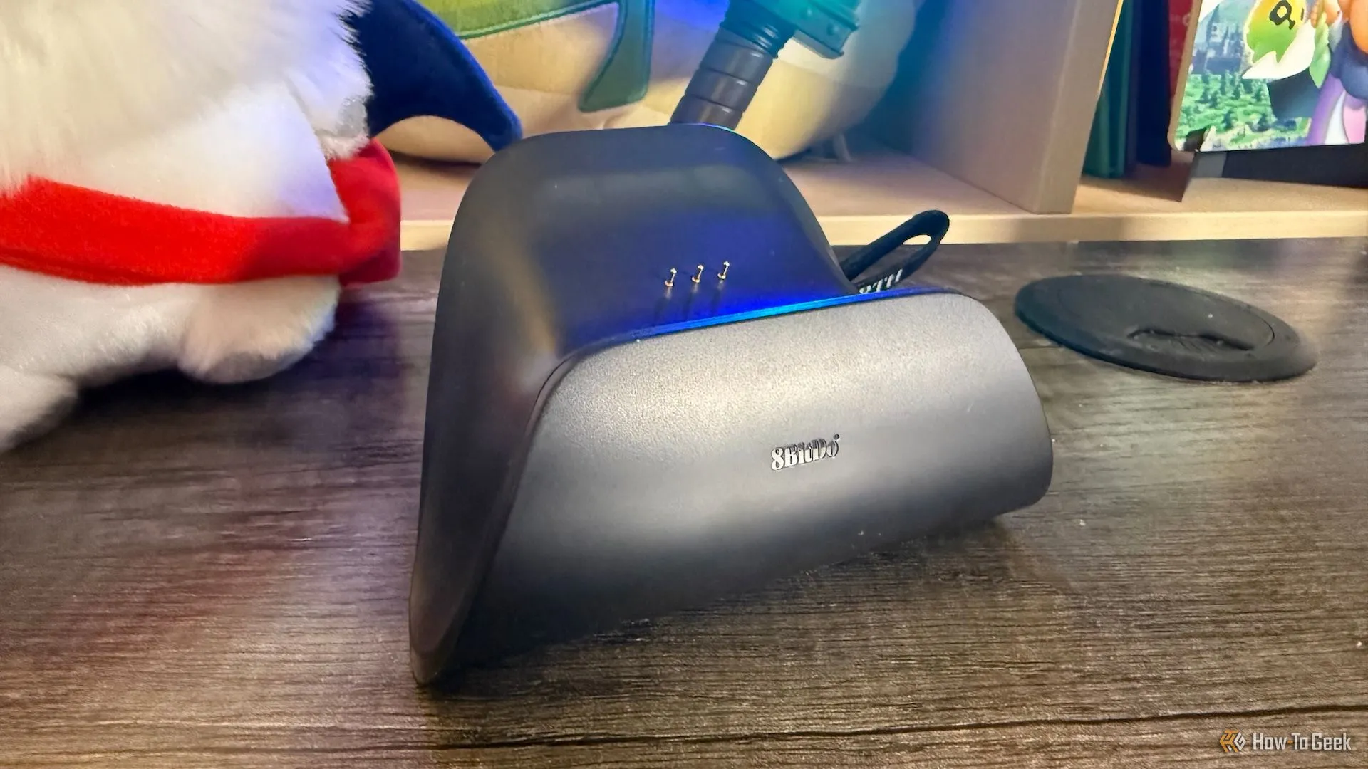 Dock sạc của tay cầm 8BitDo Ultimate 2.4G, hỗ trợ kết nối không dây liền mạch.