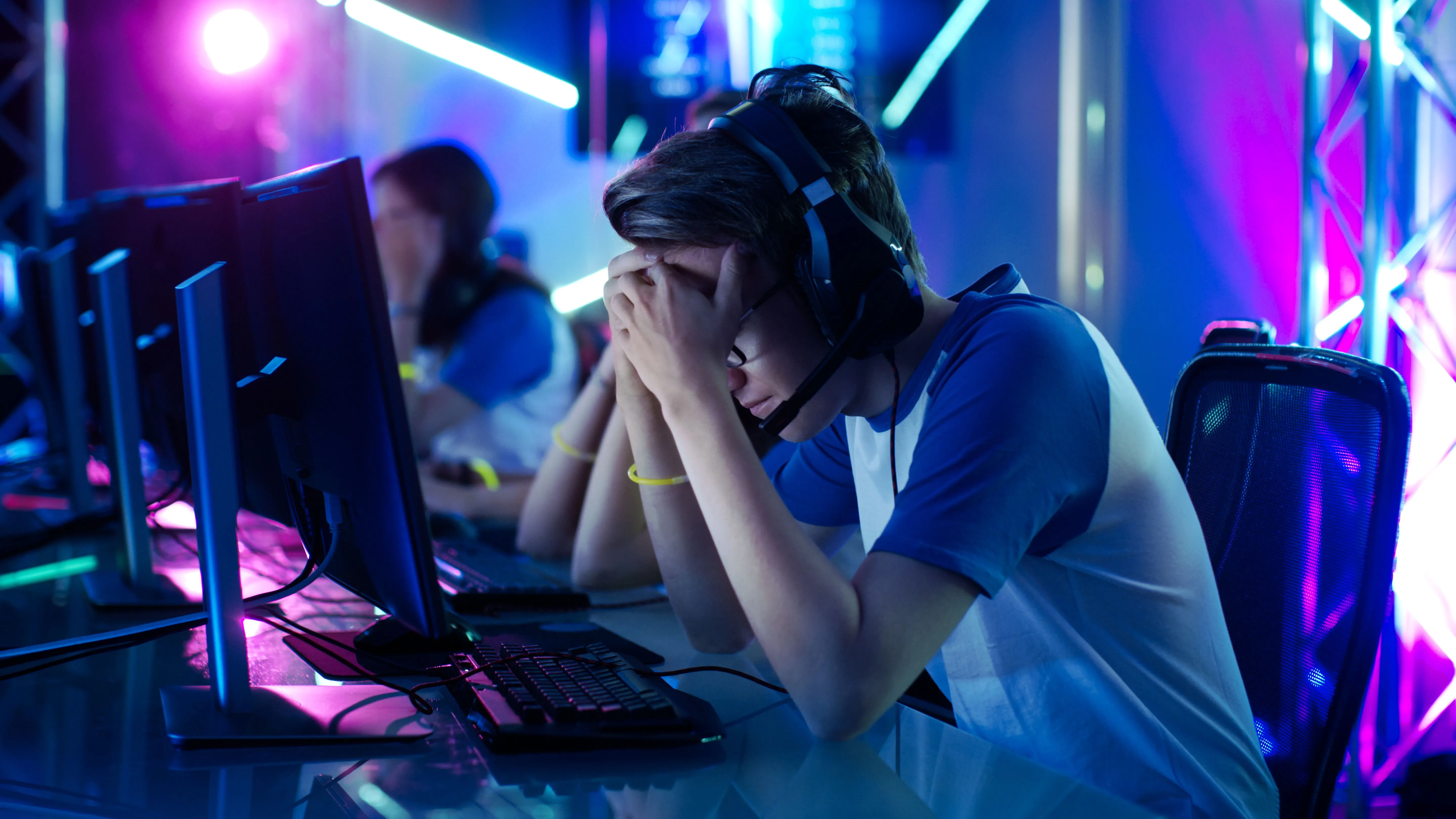 Đội ngũ game thủ chuyên nghiệp đang thi đấu game thể thao điện tử