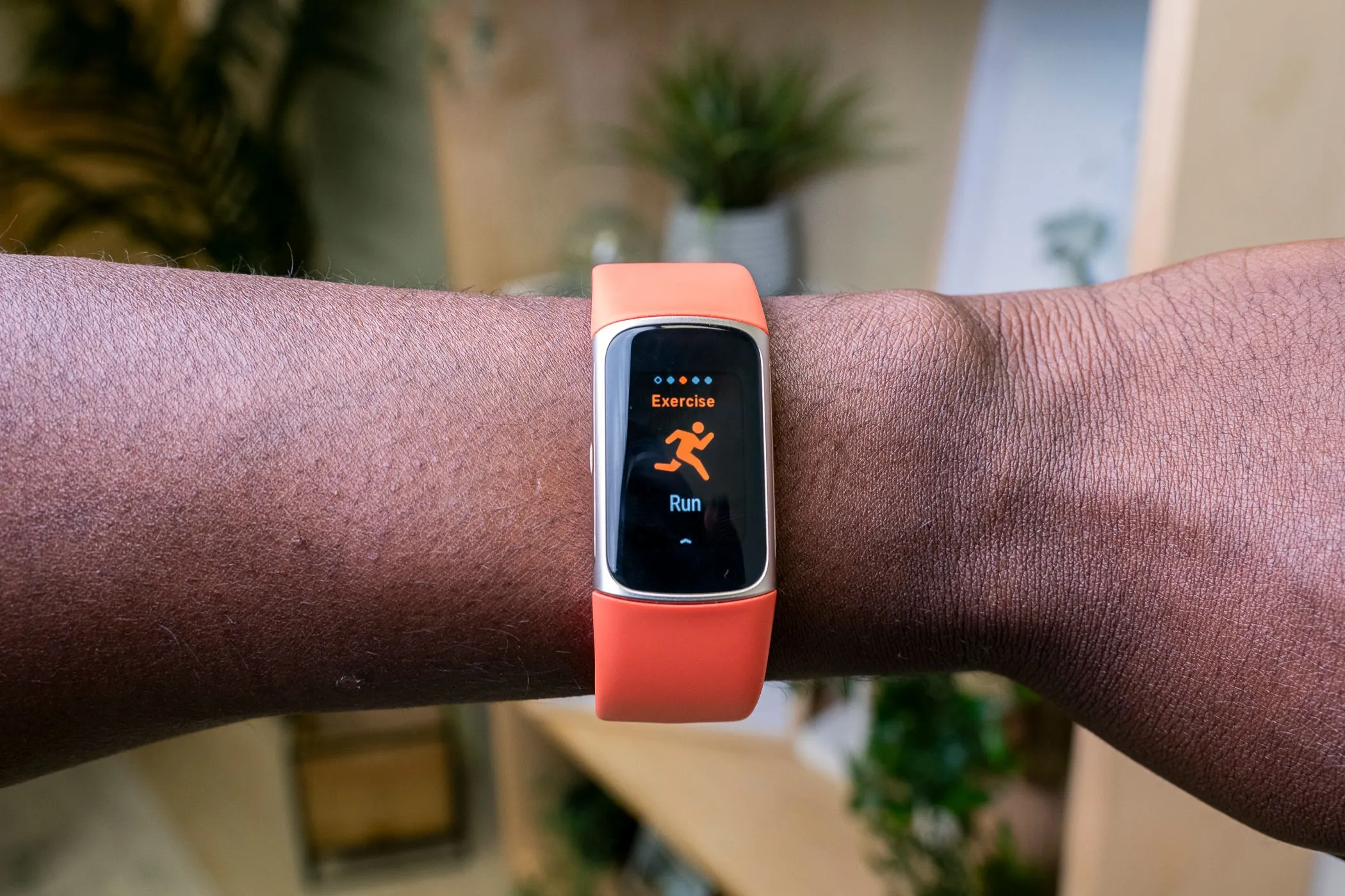 Đồng hồ thông minh Fitbit đang hiển thị dữ liệu sức khỏe, nhắc nhở việc di chuyển tài khoản sang Google