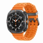 Đồng hồ thông minh Samsung Galaxy Watch Ultra 47mm màu trắng trên nền đen, hiển thị giao diện chính.