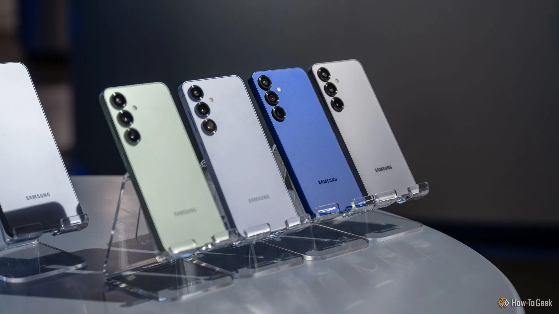 Dòng sản phẩm Samsung Galaxy S25 trưng bày với nhiều tùy chọn màu sắc phong phú, thu hút ánh nhìn.