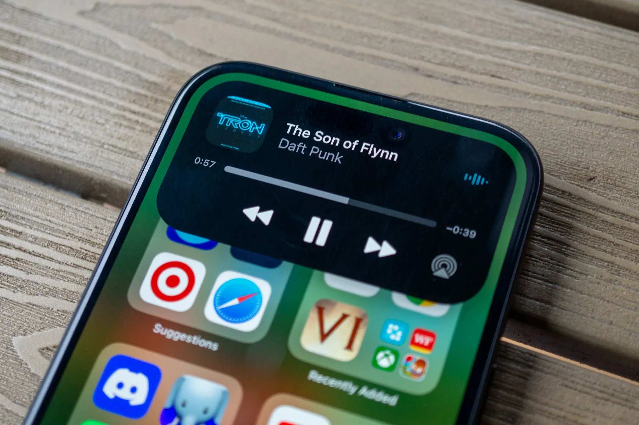 Dynamic Island trên iPhone 15 hiển thị giao diện nghe nhạc