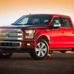 Ford F-150 đời 2015 màu đỏ đậu trên đường sỏi ở sa mạc, biểu tượng cho các mẫu xe bị ảnh hưởng bởi lỗi hộp số 6 cấp.