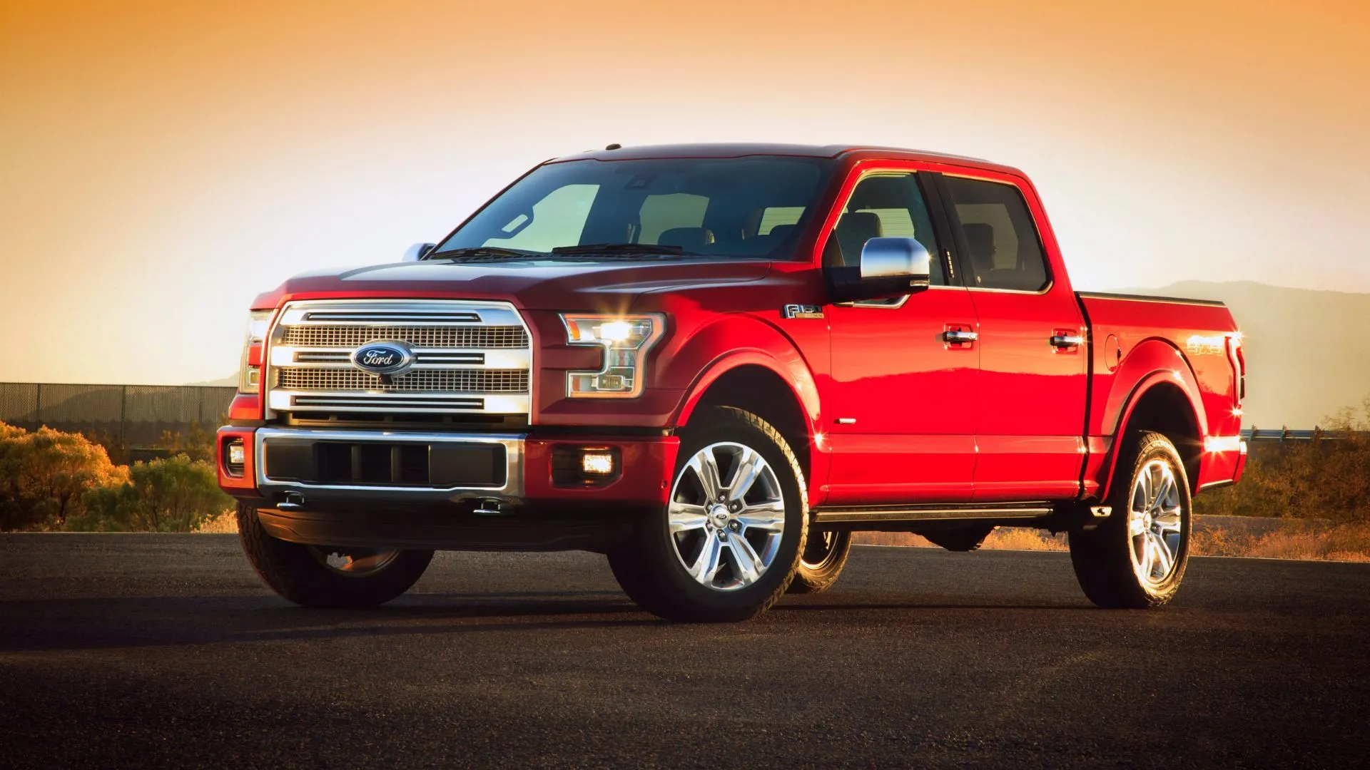 Ford F-150 đời 2015 màu đỏ đậu trên đường sỏi ở sa mạc, biểu tượng cho các mẫu xe bị ảnh hưởng bởi lỗi hộp số 6 cấp.