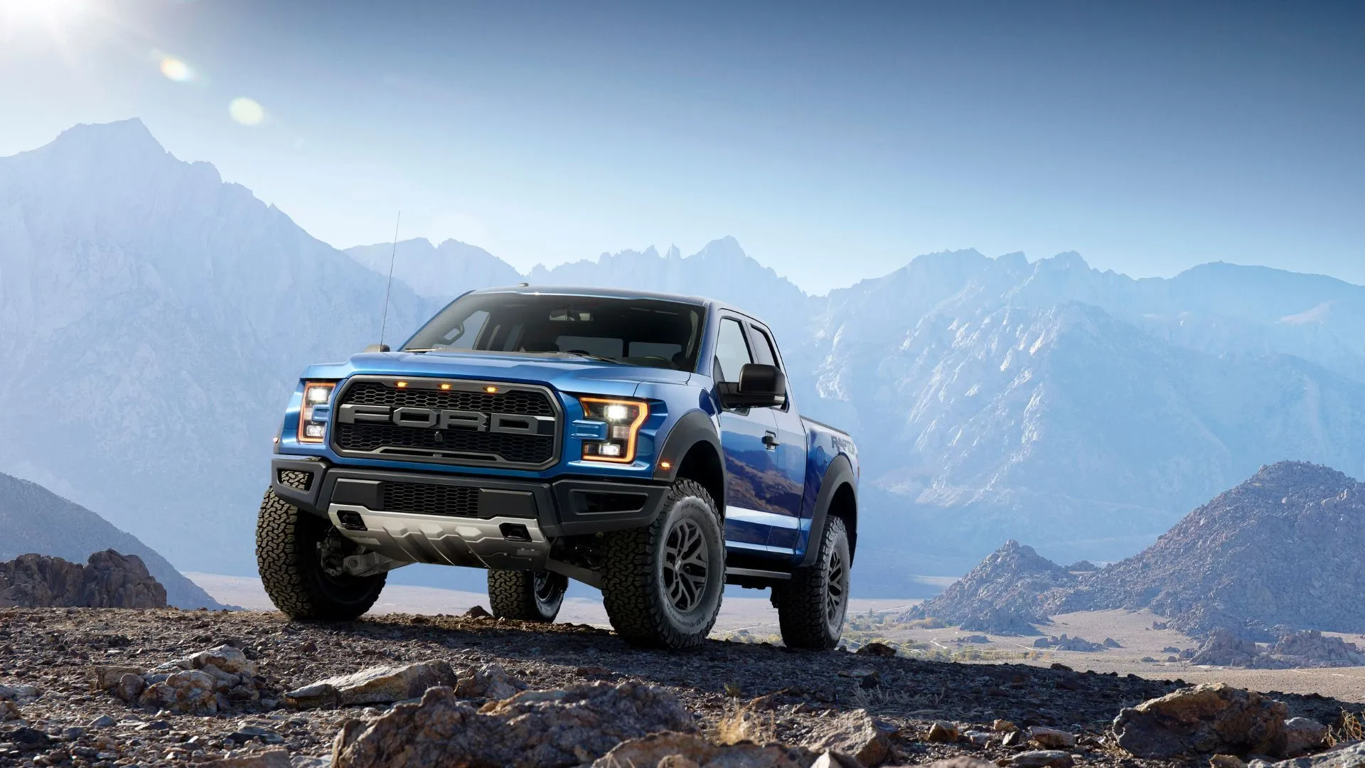 Ford F-150 Raptor 2017 màu xanh lam đang chạy off-road với phong cảnh núi non, minh họa cho dòng xe đã chuyển sang hộp số 10 cấp.