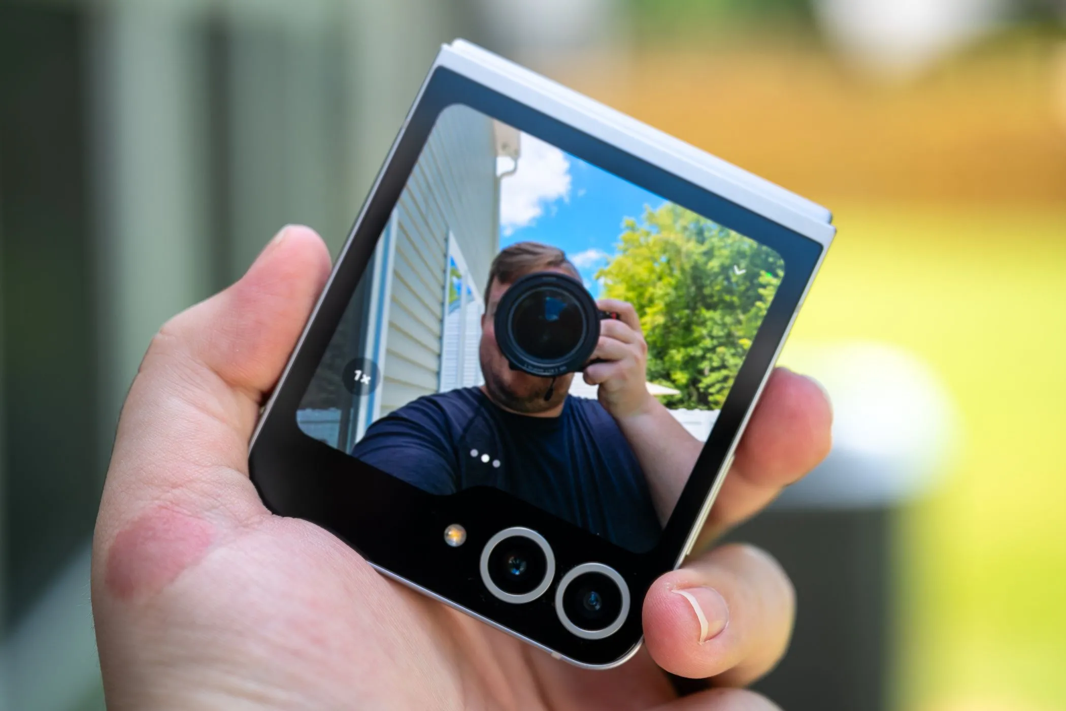 Galaxy Z Flip 6 gập lại để sử dụng camera FlexCam tiện lợi.