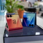 Galaxy Z Flip 7 với nhiều màu sắc khác nhau trên bàn, thể hiện thiết kế gập hiện đại.