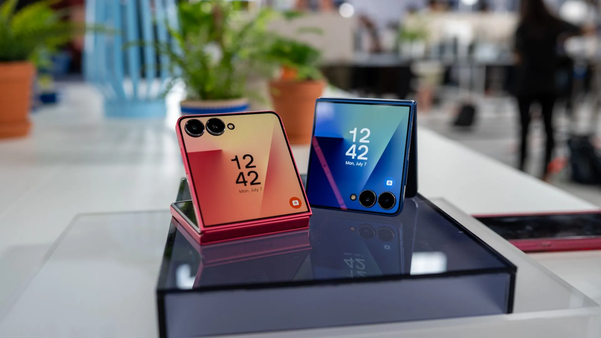 Galaxy Z Flip 7 với nhiều màu sắc khác nhau trên bàn, thể hiện thiết kế gập hiện đại.