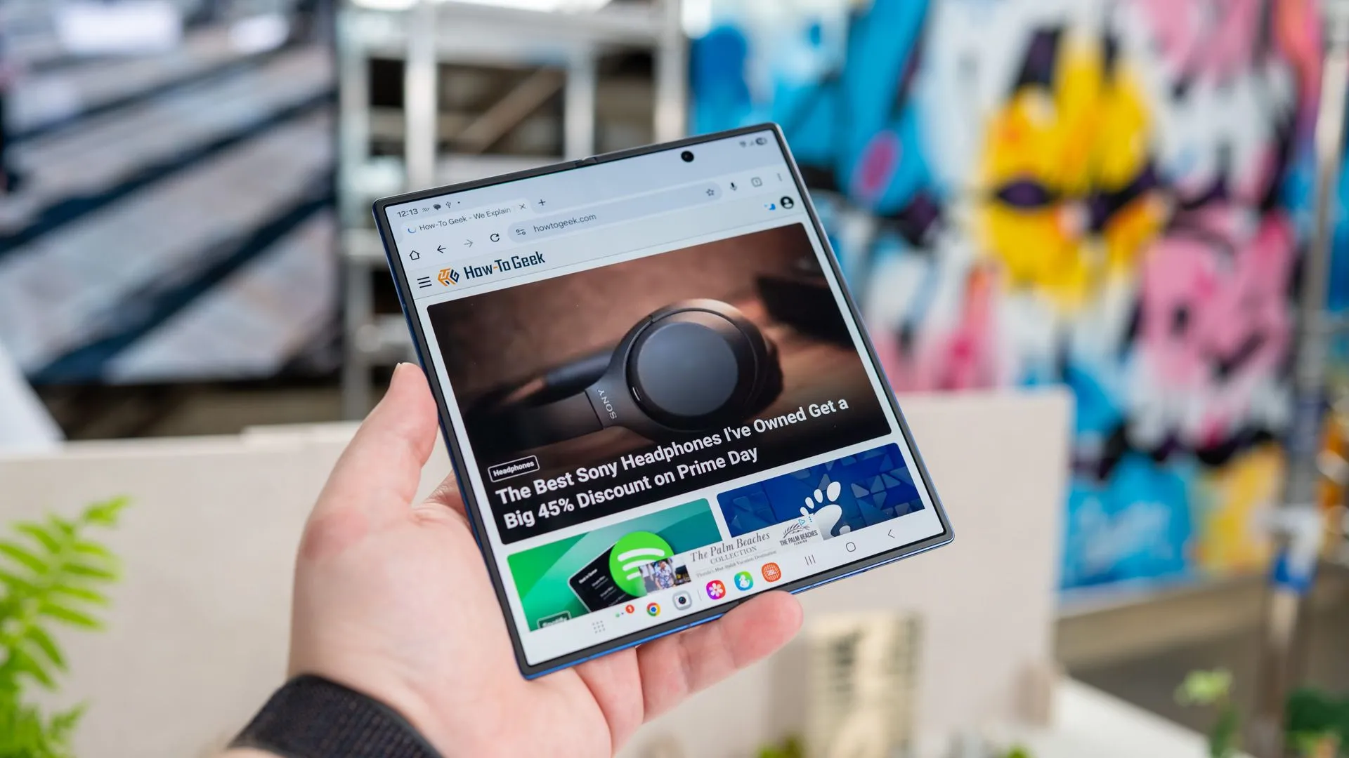 Galaxy Z Fold 7 hiển thị trang web How-To Geek trên màn hình gập
