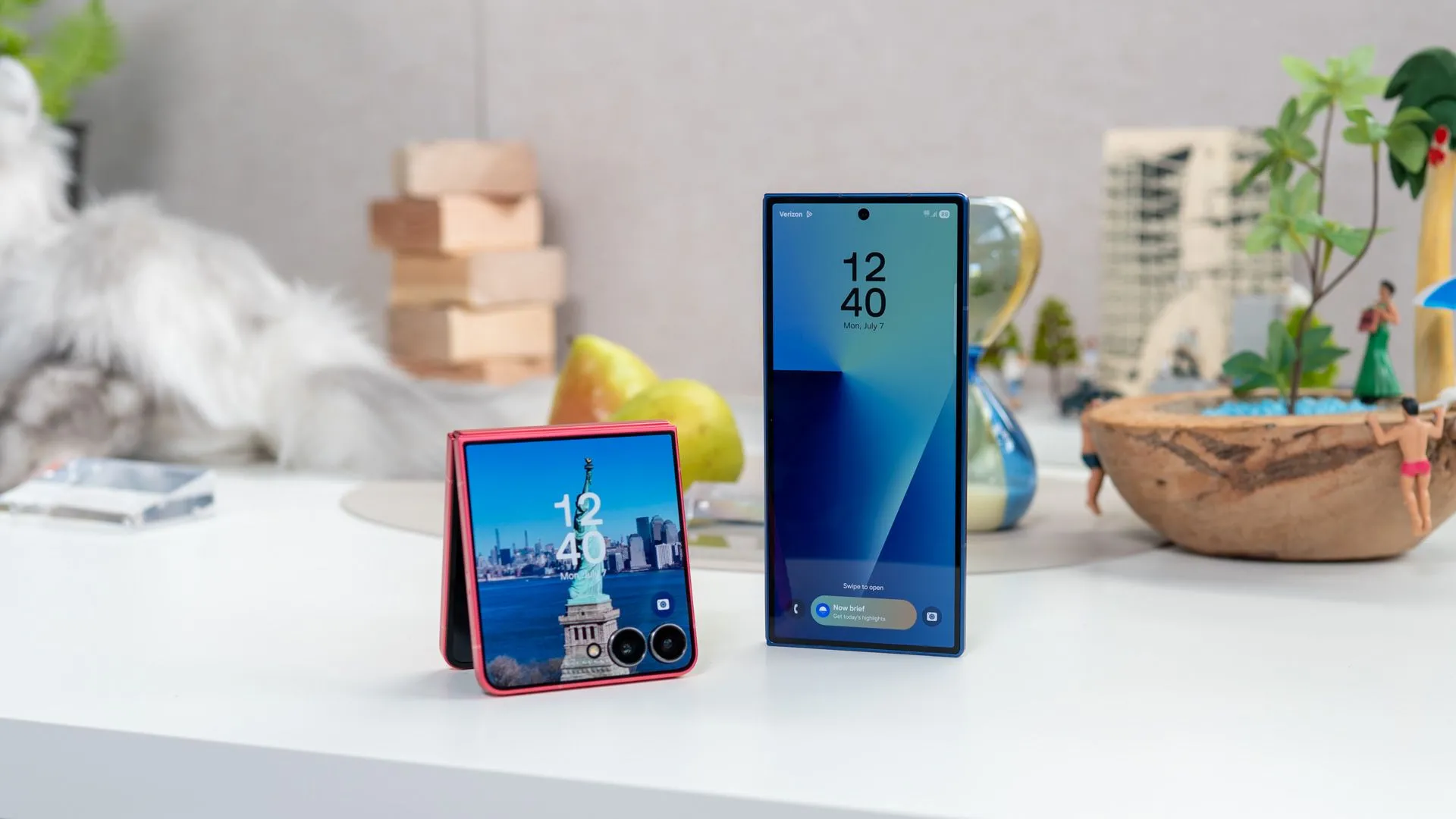Galaxy Z Fold 7 và Galaxy Z Flip 7 đứng cạnh nhau trên bàn, minh họa các tùy chọn kết nối hiện đại của Samsung.
