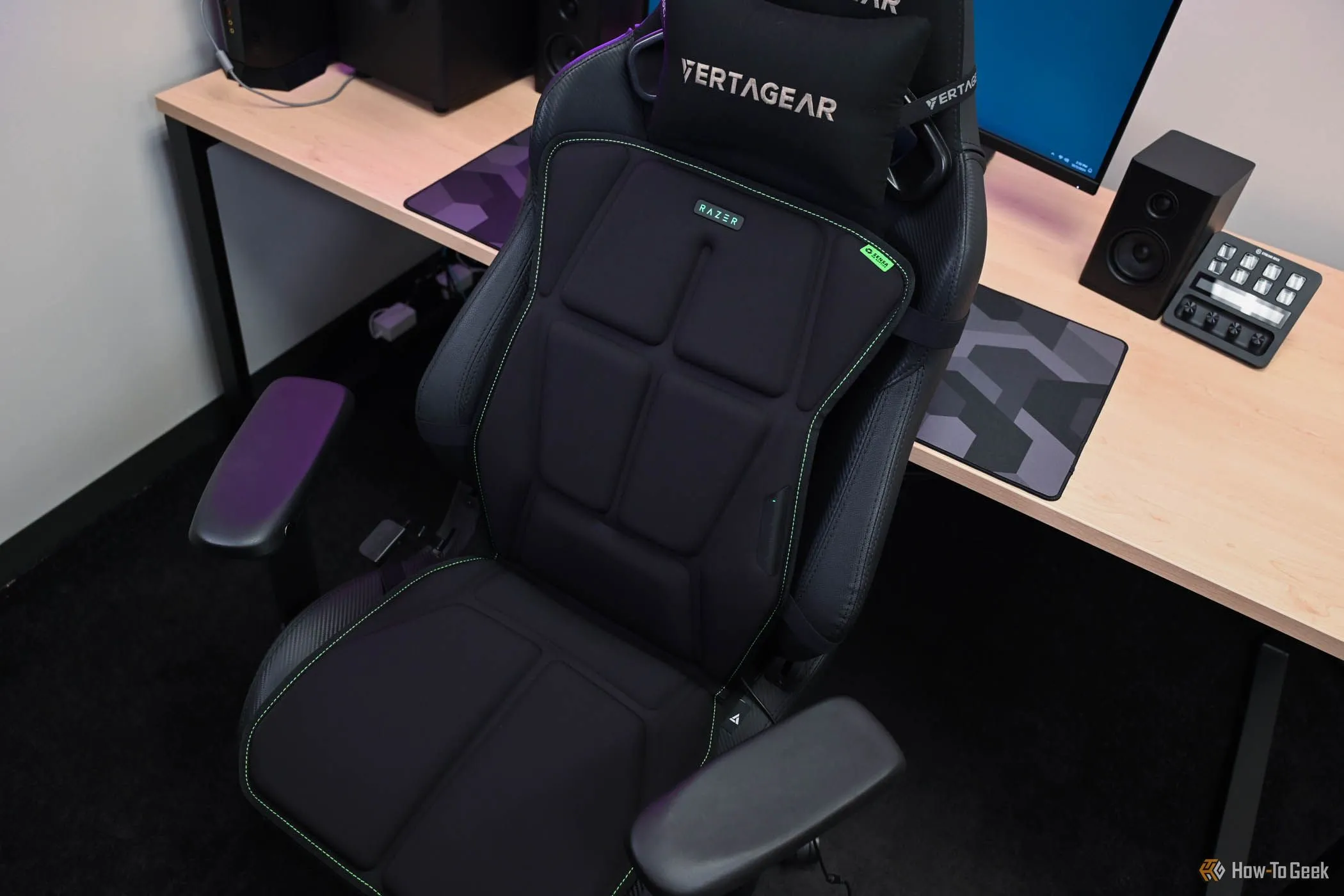 Ghế gaming Razer Freyja và bàn làm việc trong phòng game