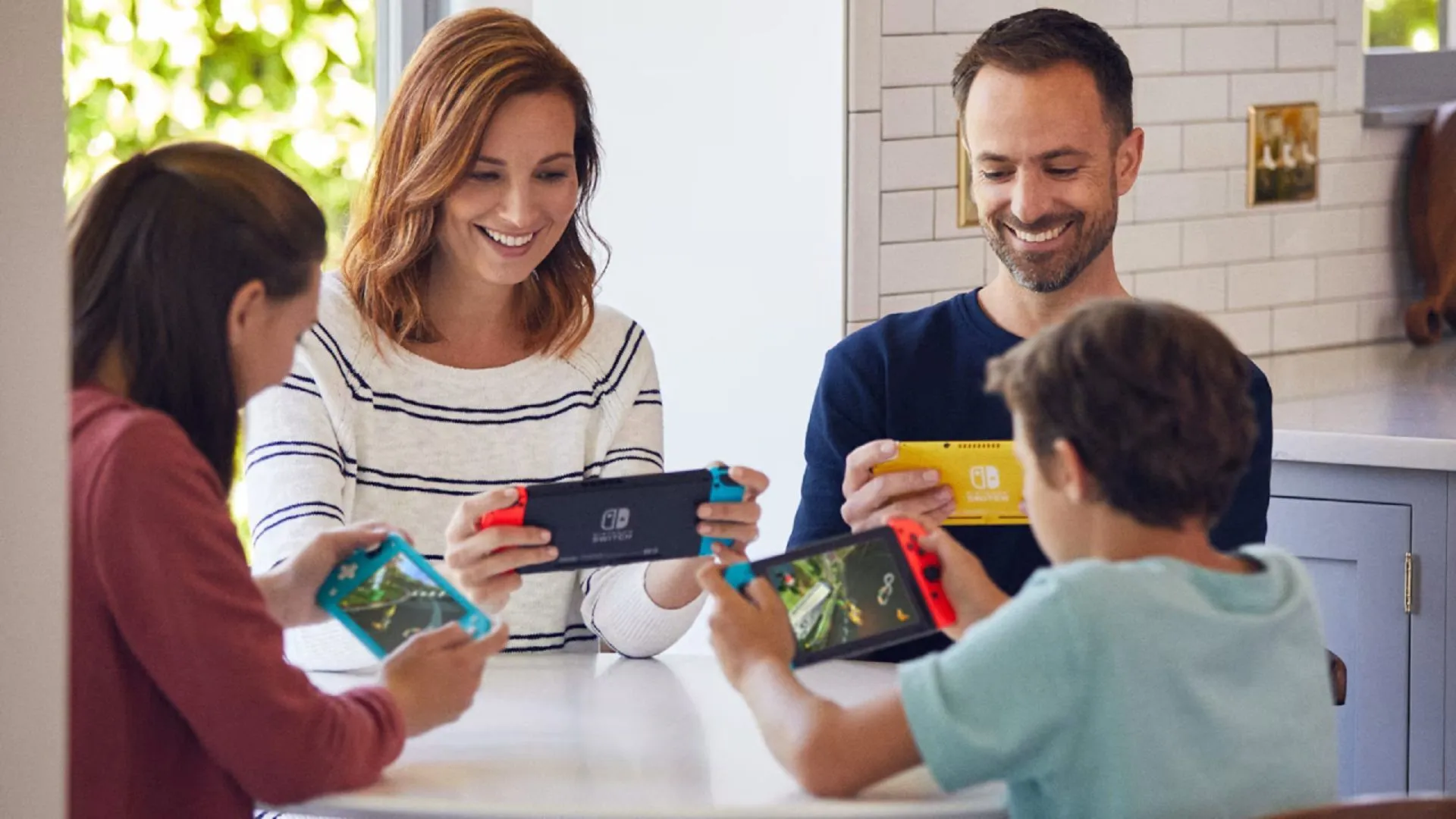 Gia đình giải trí cùng Nintendo Switch, thể hiện tác động của giá game cao lên cộng đồng người chơi.