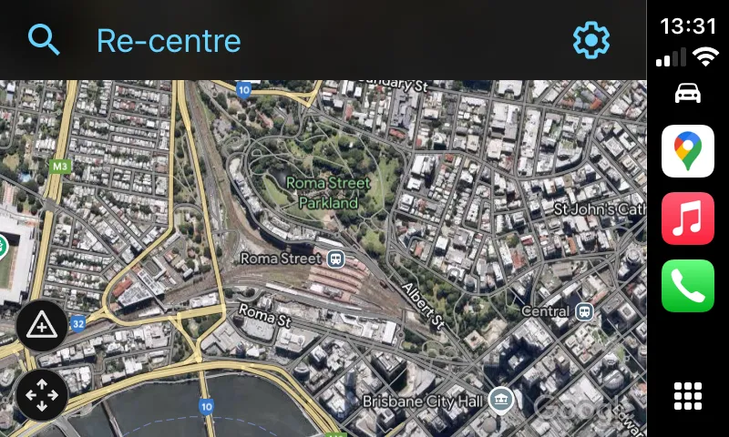 Giao diện bản đồ vệ tinh của Google Maps hiển thị trên Apple CarPlay