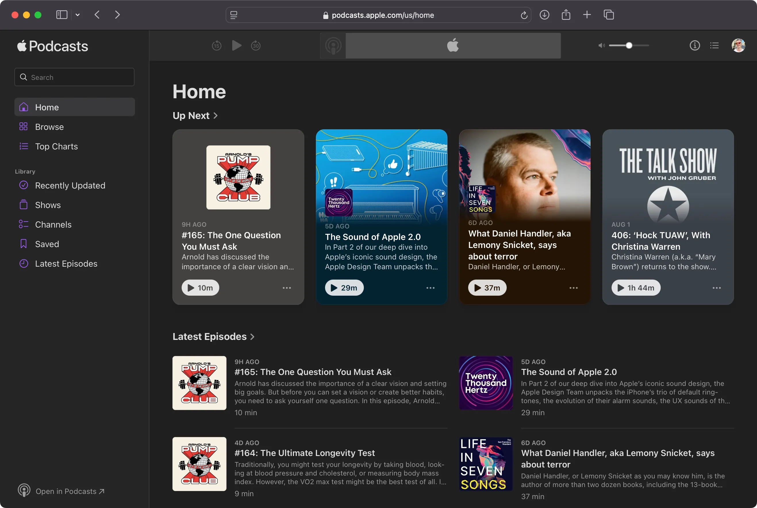 Giao diện chính của ứng dụng web Apple Podcasts với tab &quot;Trang chủ&quot; được chọn, hiển thị các chương trình podcast phổ biến.