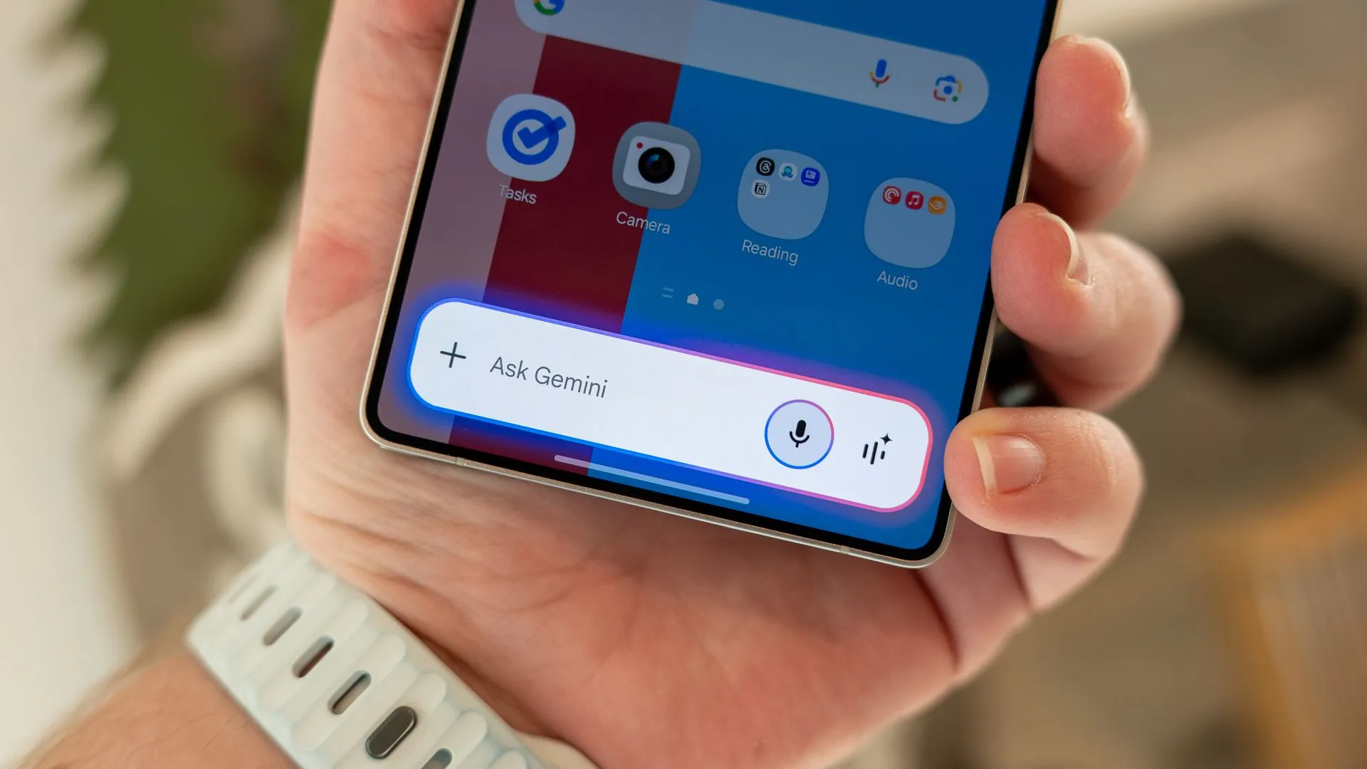 Giao diện Google Gemini trên điện thoại Samsung Galaxy S25 Ultra đang nhận diện bài hát.