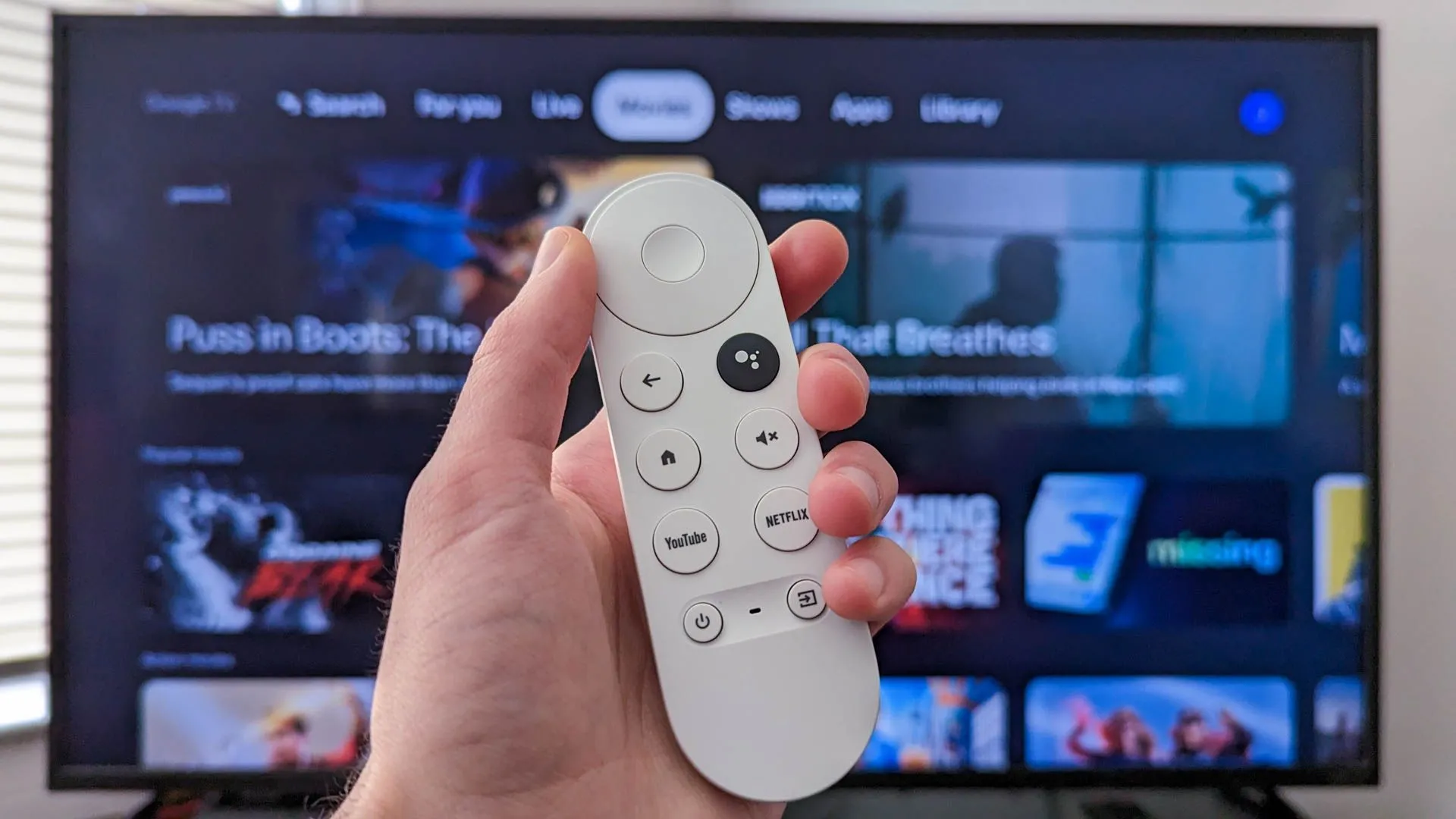 Giao diện Google TV trên màn hình tivi thông minh hiển thị các tùy chọn ứng dụng