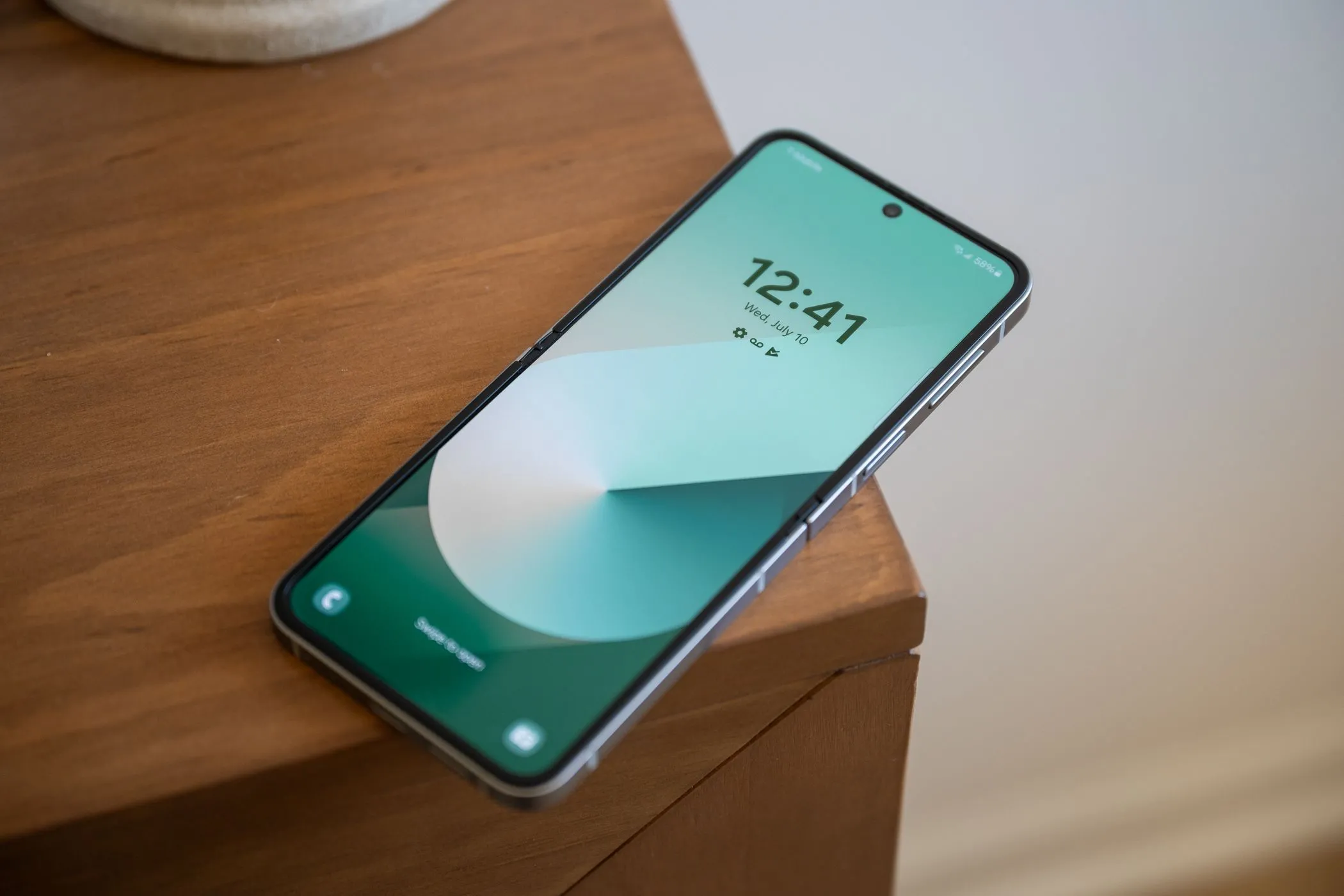 Giao diện màn hình khóa của Galaxy Z Flip 6 khi mở hoàn toàn.