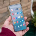 Giao diện ngăn kéo ứng dụng ngang trên Samsung Galaxy S22 với nhiều trang ứng dụng.