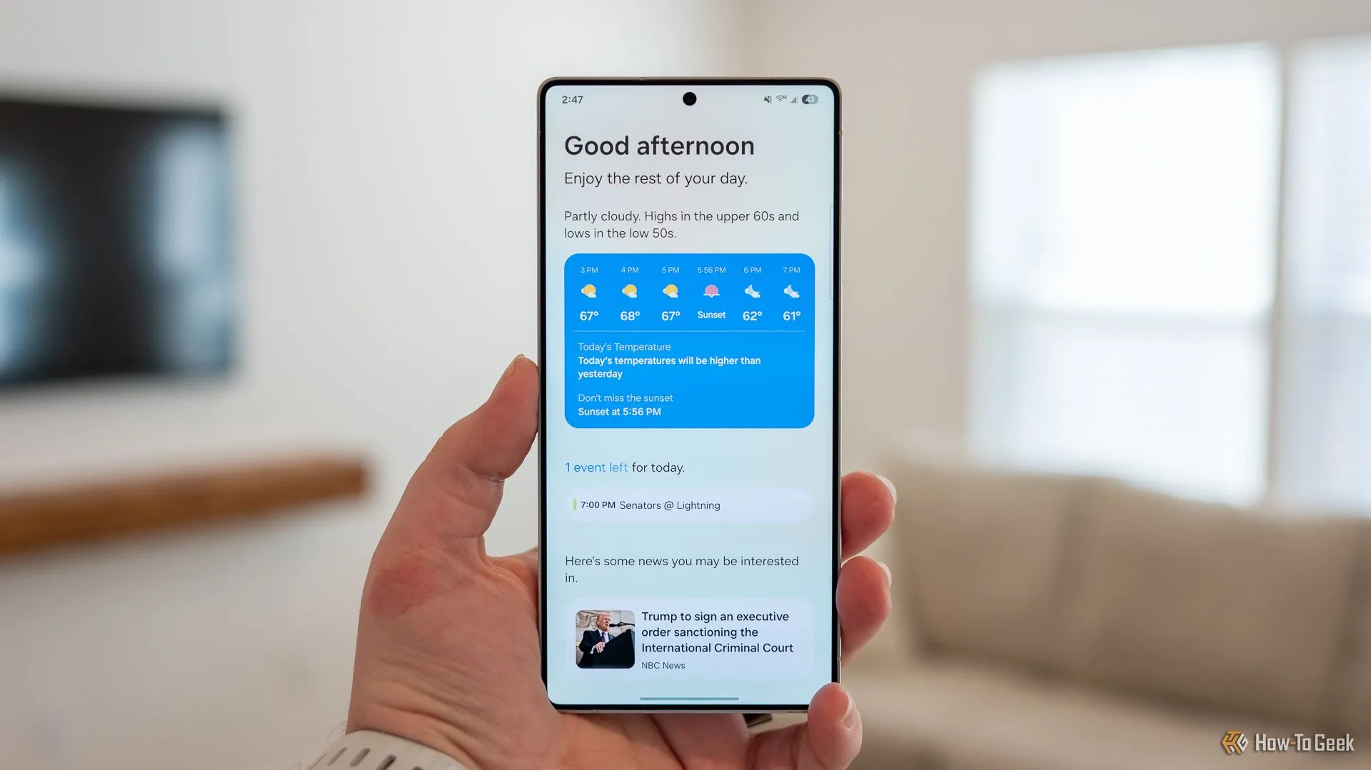Giao diện Now Brief đang chạy trên màn hình lớn của Samsung Galaxy S25 Ultra.