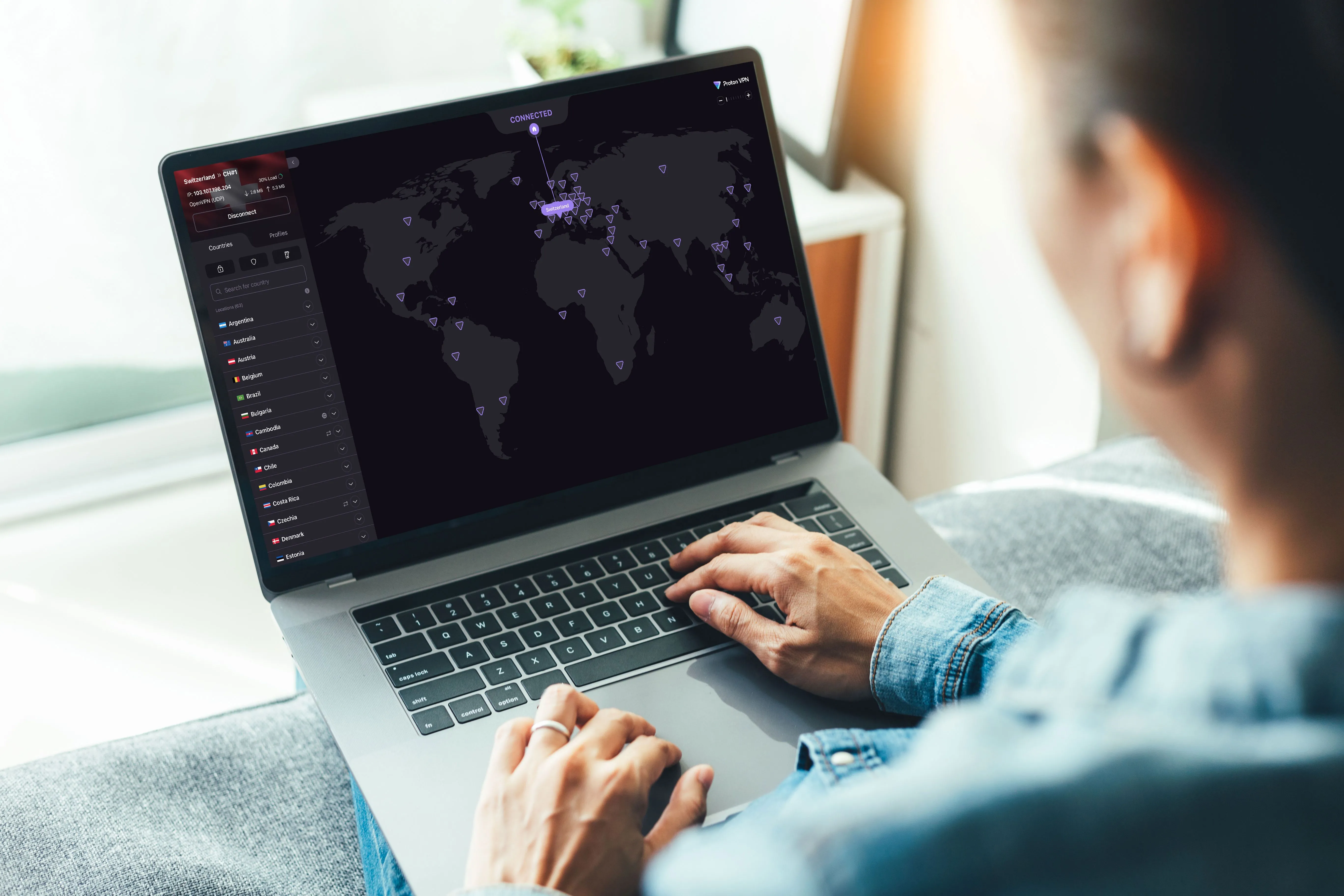 Giao diện Proton VPN trên laptop, thể hiện trải nghiệm người dùng mượt mà khi phát trực tuyến Netflix.