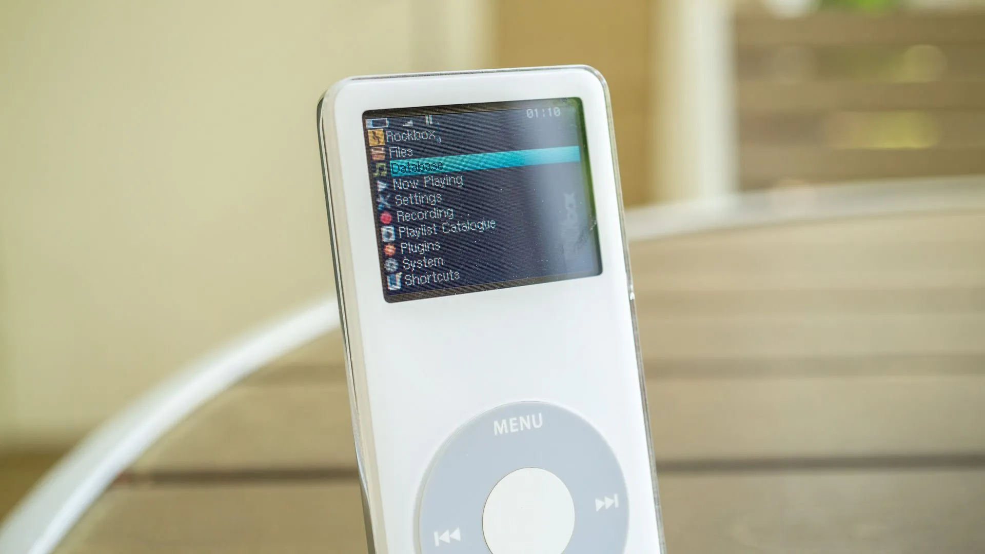 Giao diện Rockbox trên máy nghe nhạc iPod Nano, gợi nhớ thời kỳ hoàng kim của iPod