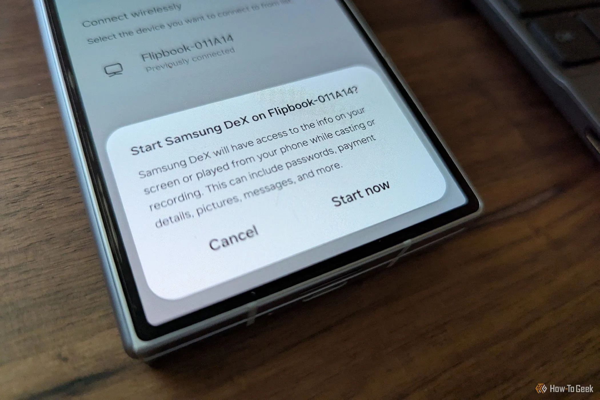 Giao diện trên Samsung Galaxy Z Fold 6 hiển thị lời nhắc kết nối với lapdock, cho phép người dùng mở rộng trải nghiệm điện thoại thành máy tính xách tay.