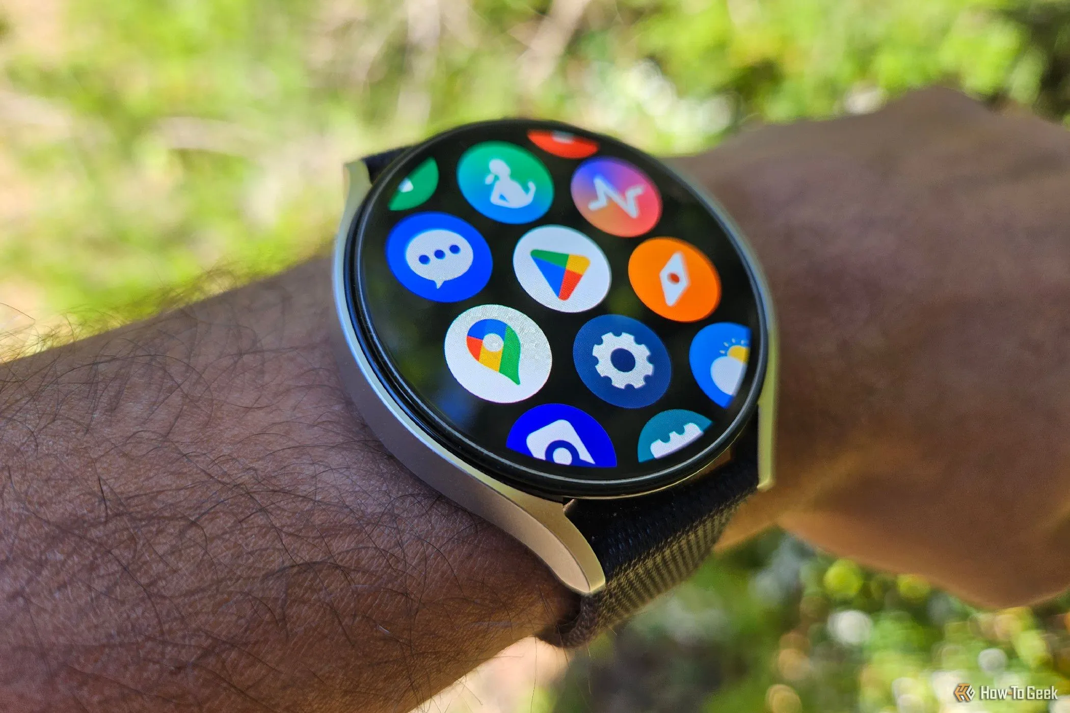 Giao diện trình khởi chạy ứng dụng trên Samsung Galaxy Watch 6, thể hiện sự tích hợp mượt mà trong hệ sinh thái Samsung.