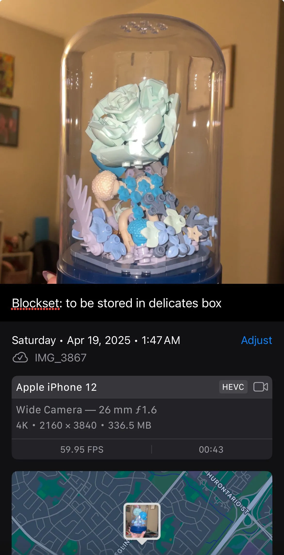 Giao diện ứng dụng Ảnh (Photos) của Apple trên iPhone hiển thị tính năng thêm chú thích để mô tả nội dung các hộp đồ đã đóng gói, hỗ trợ theo dõi đồ đạc khi chuyển nhà.