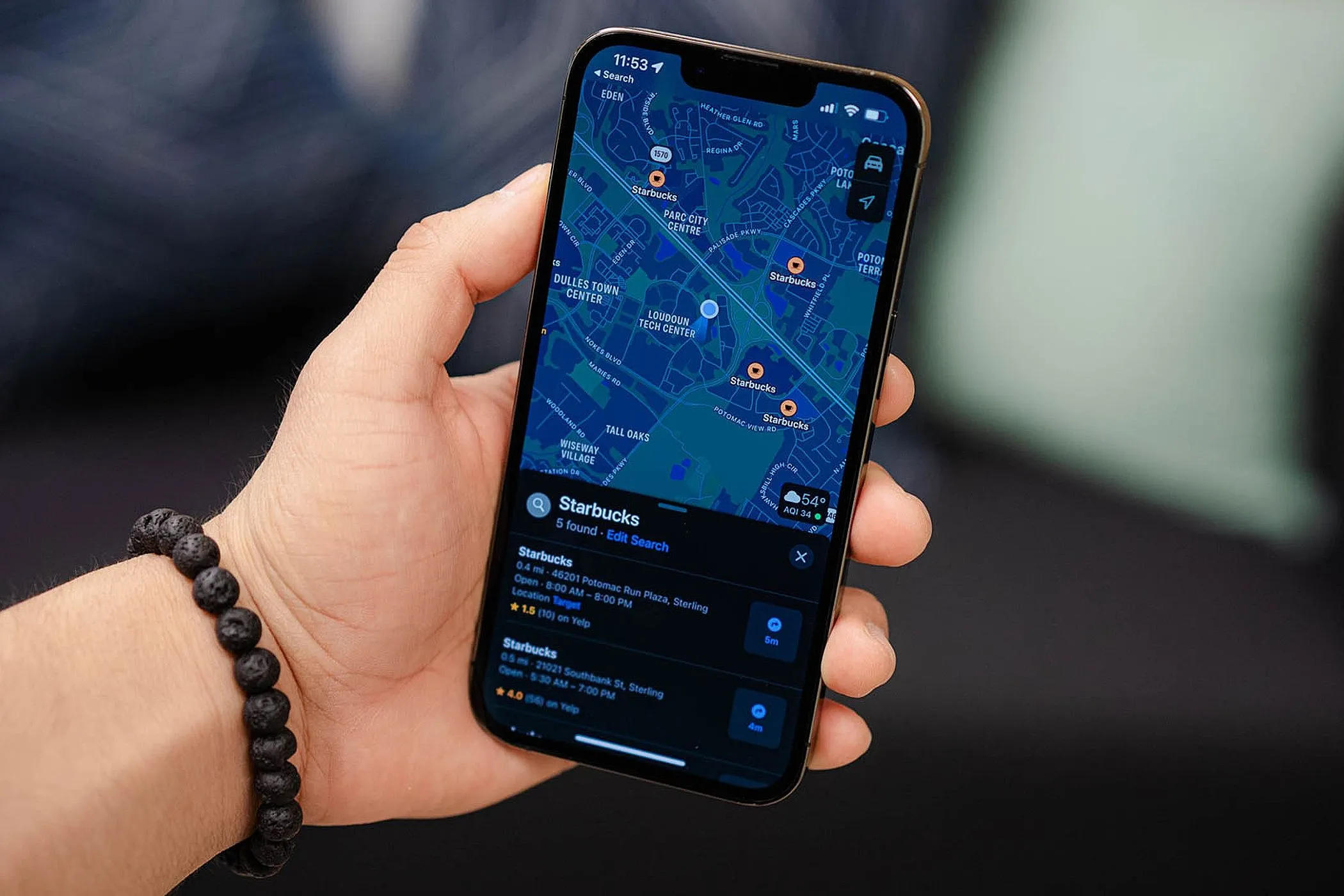 Giao diện ứng dụng Apple Maps đang hiển thị bản đồ trên màn hình iPhone, giúp người dùng định vị và lập kế hoạch tuyến đường cho việc chuyển nhà, tìm kiếm địa điểm mới.