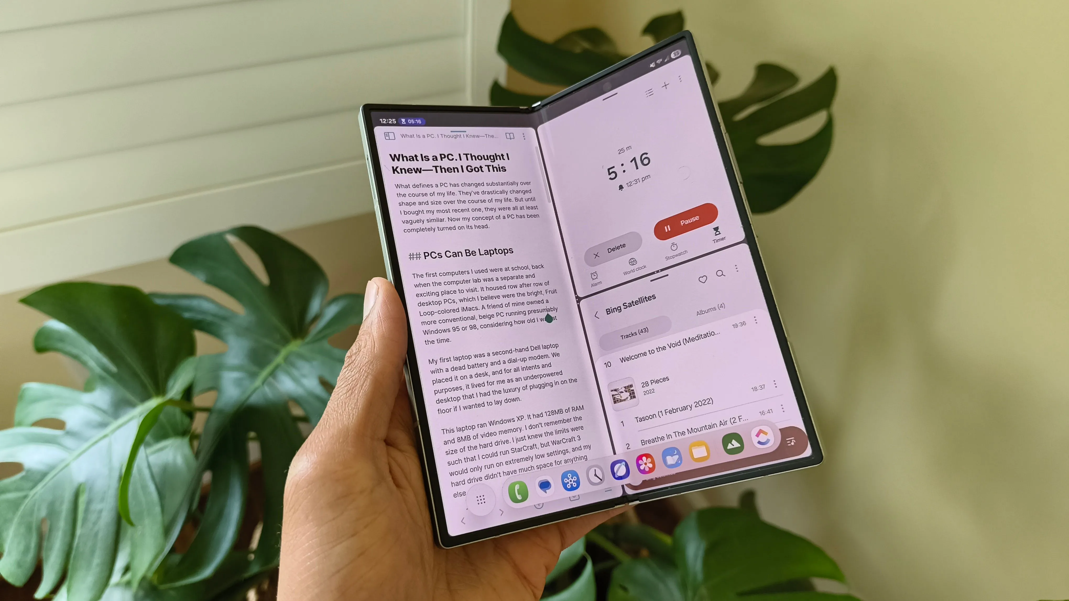 Góc nhìn cận cảnh màn hình điện thoại Samsung Galaxy Z Fold 6 đang hiển thị nội dung