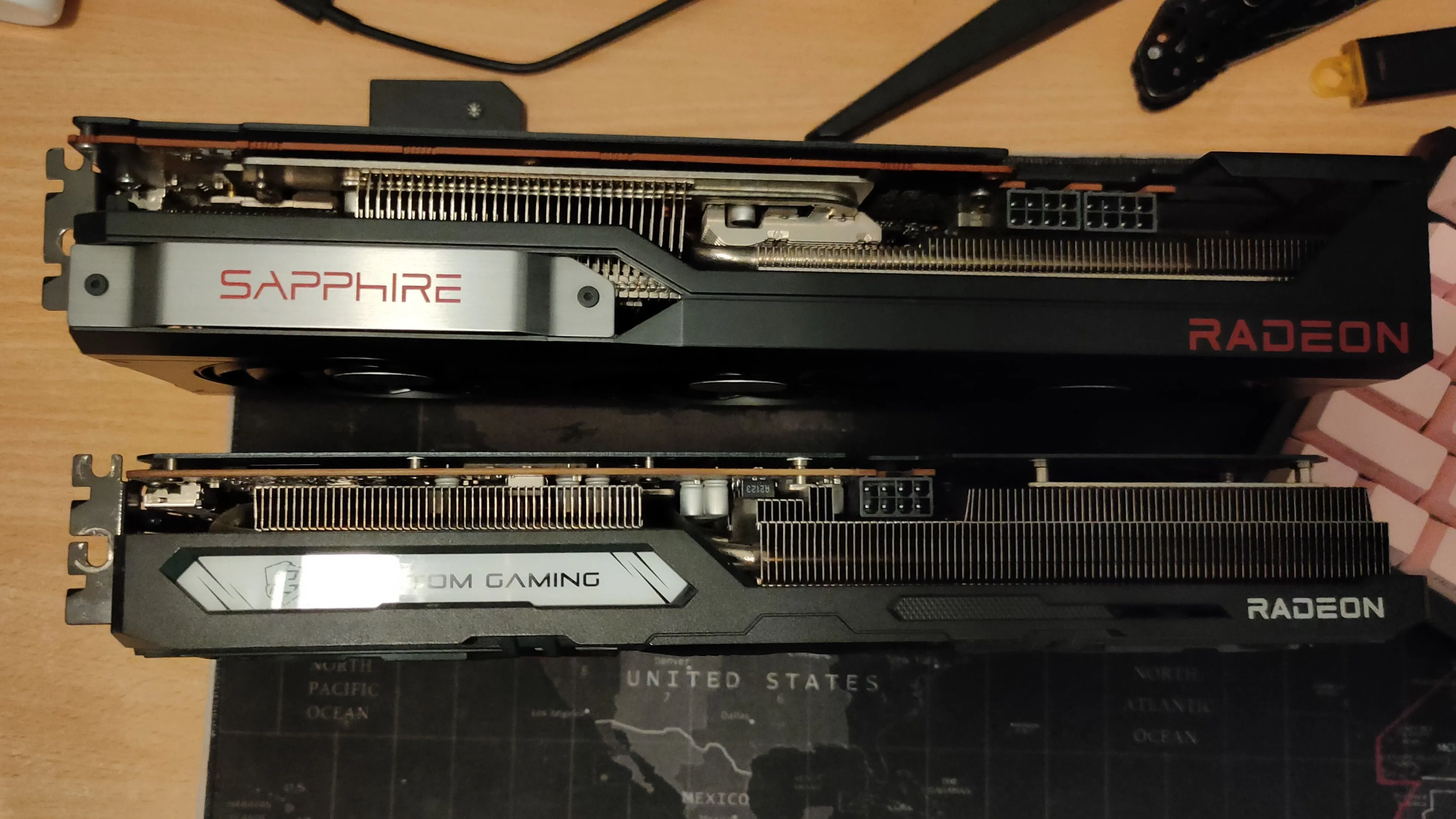 Hai card đồ họa AMD Radeon RX 6800 XT và RX 6600 XT, biểu tượng cho sức mạnh GPU của AMD.