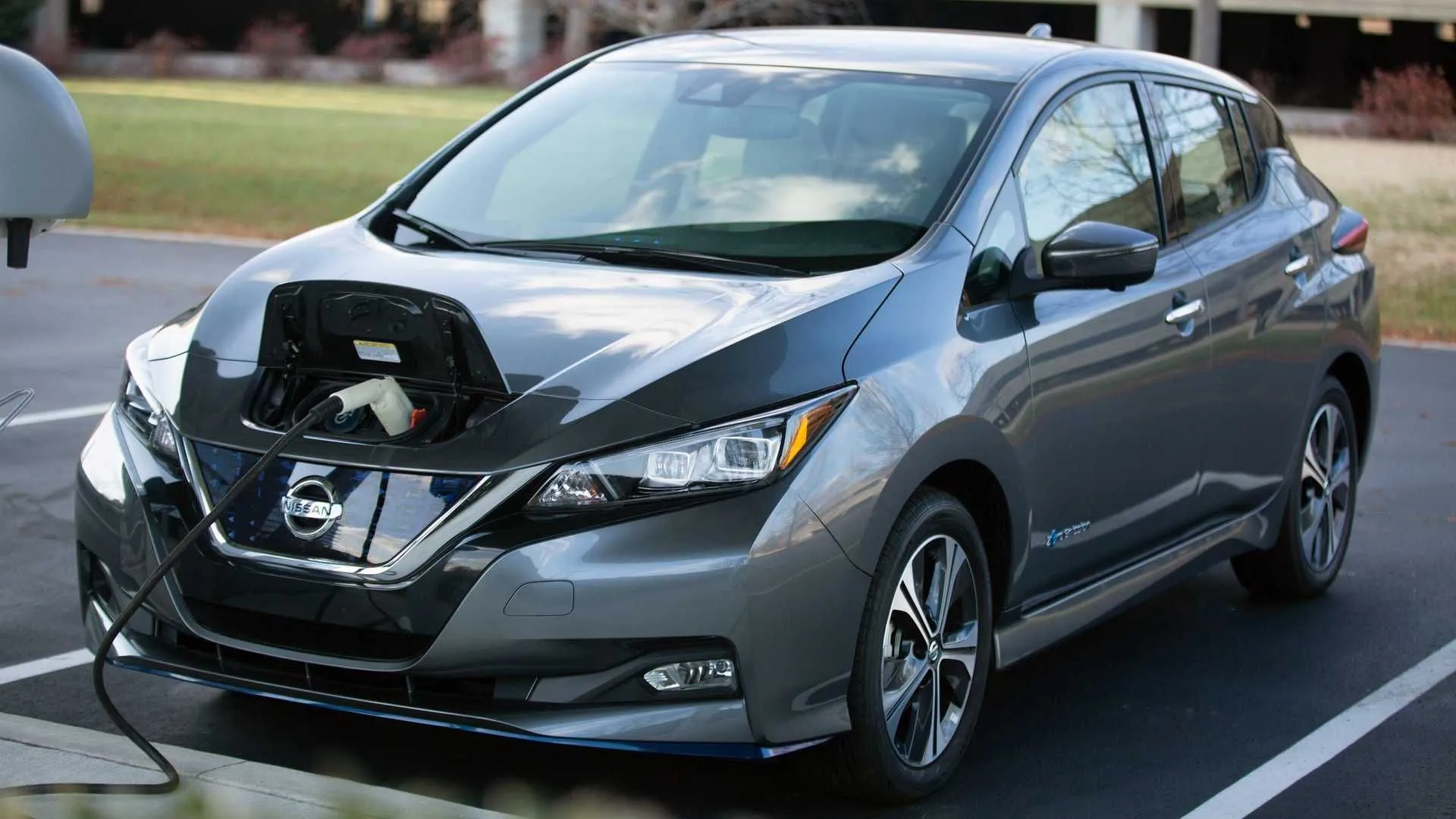 Hai logo Nissan và Honda trên nền màu xanh và trắng