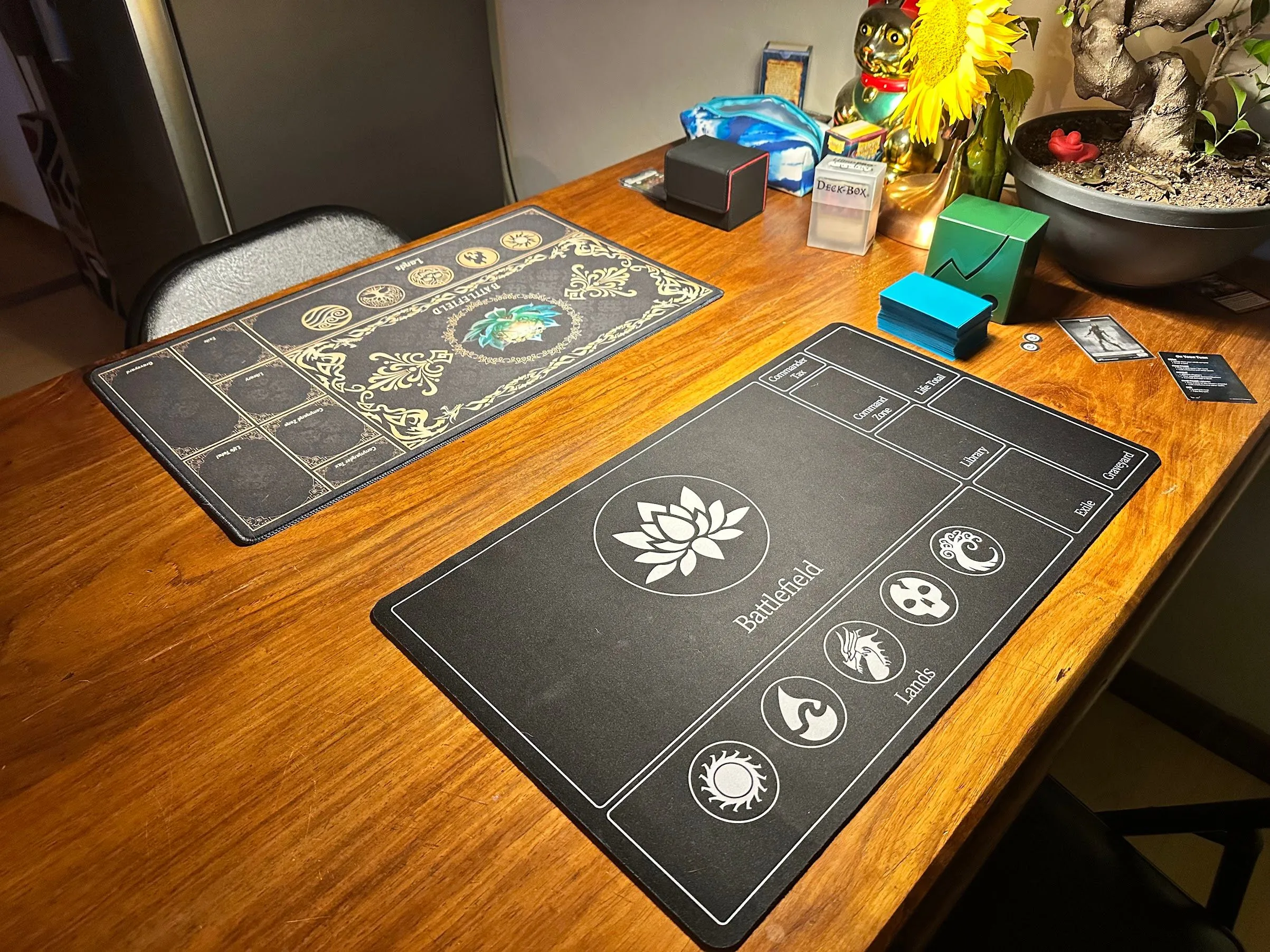 Hai tấm thảm chơi Magic The Gathering mua từ Temu, minh chứng cho các phụ kiện game chất lượng tương tự hàng địa phương.