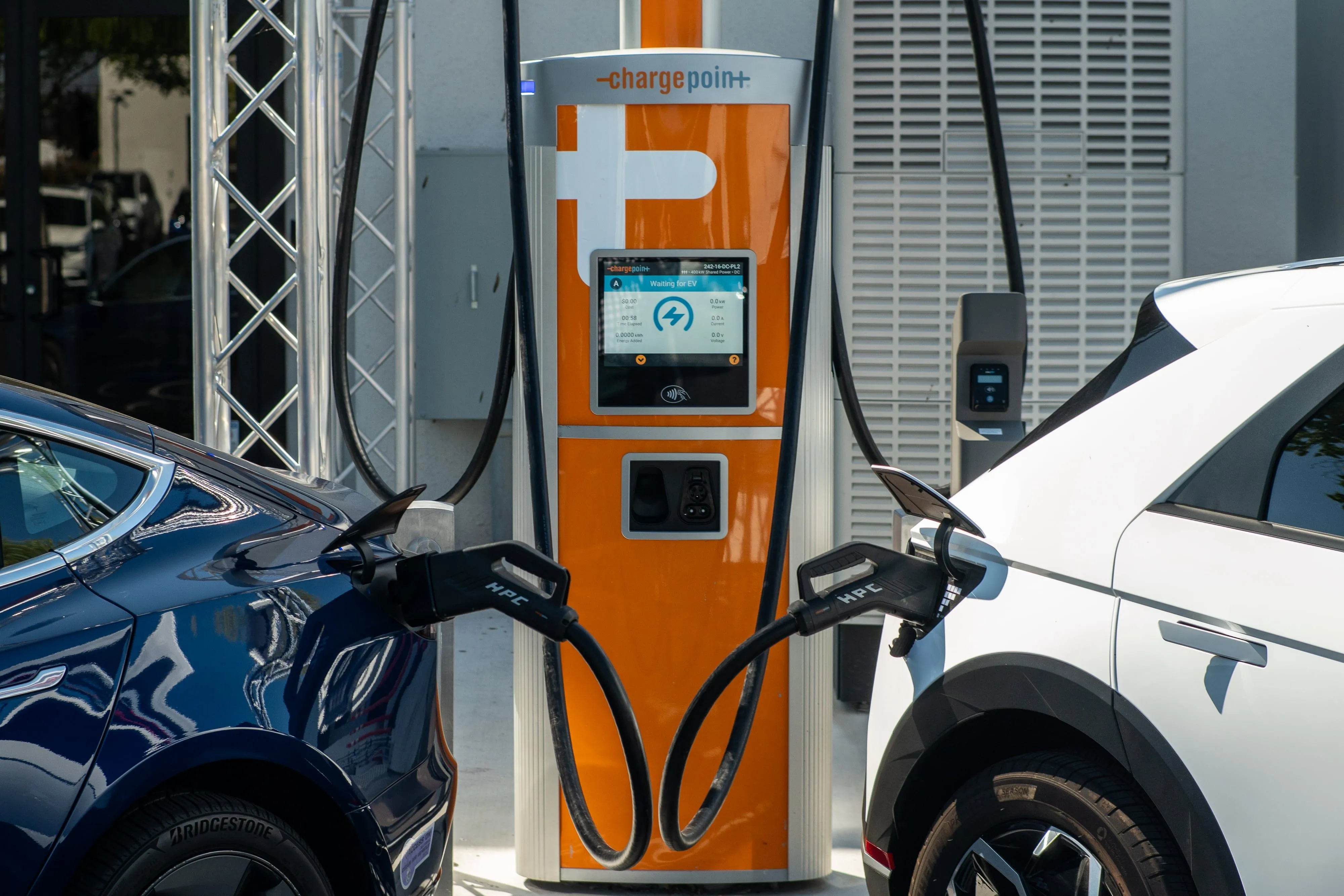 Hai xe điện đang sạc tại trạm ChargePoint, minh họa sự phụ thuộc vào ứng dụng sạc.