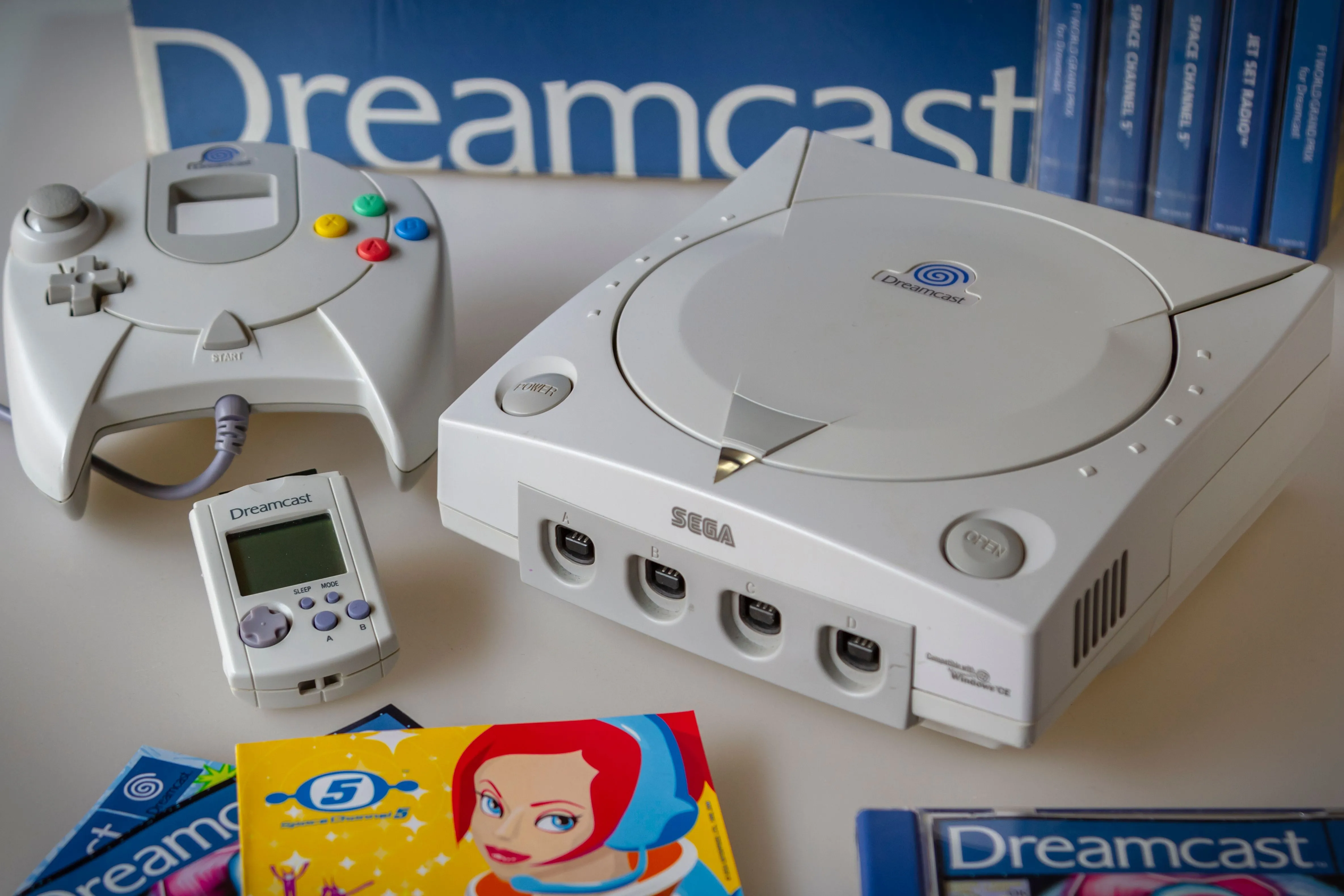 Hệ máy Sega Dreamcast với tay cầm, thẻ nhớ VMU và đĩa game Space Channel 5