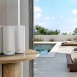 Hệ thống WiFi Mesh Netgear Orbi 870 series màu trắng trên bàn