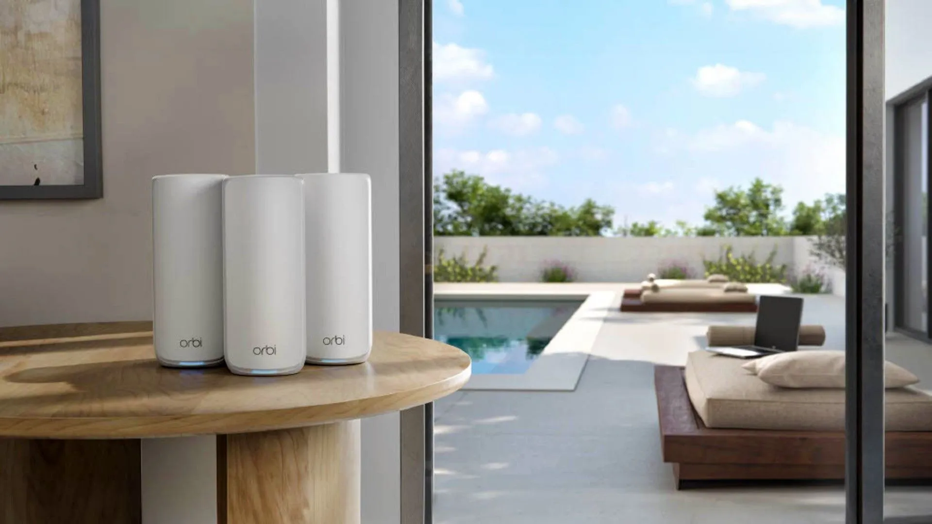 Hệ thống WiFi Mesh Netgear Orbi 870 series màu trắng trên bàn