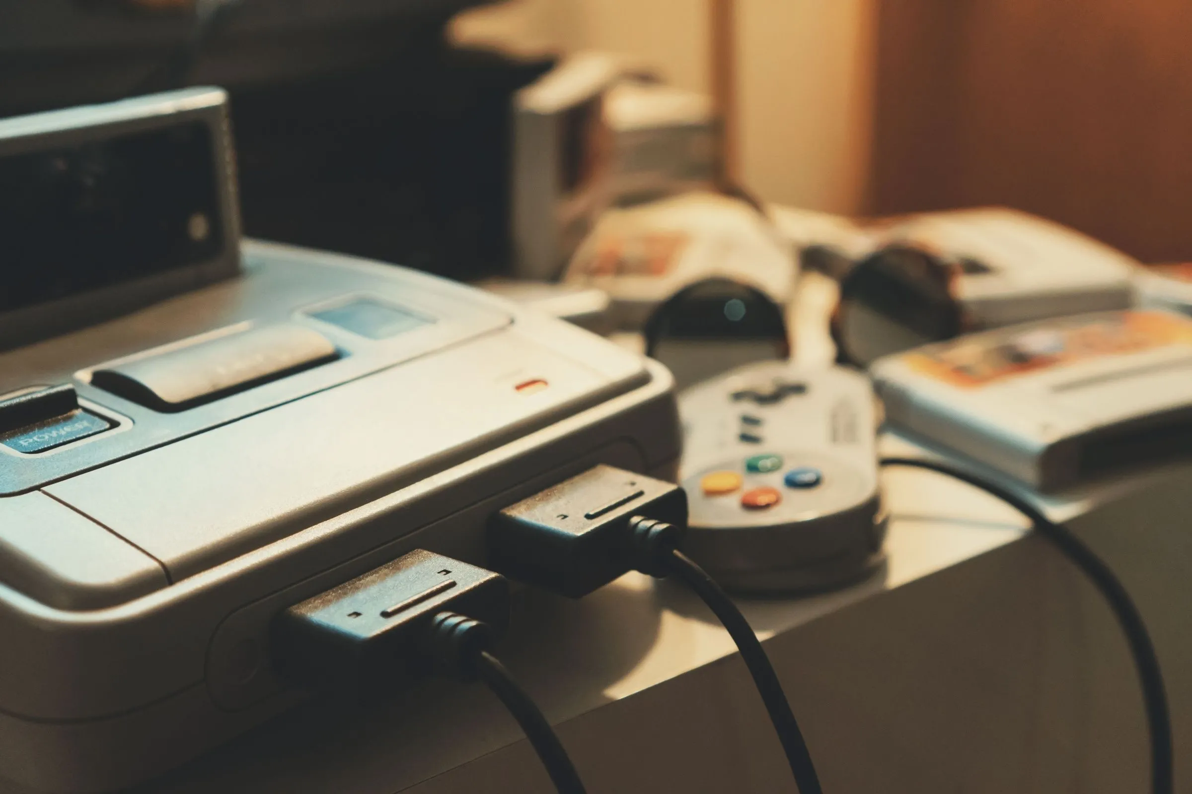 Hình ảnh console game retro cũ với tay cầm, tượng trưng cho trải nghiệm nguyên bản
