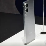 Hình ảnh điện thoại Samsung Galaxy S25 Edge đứng thẳng trên bàn, thể hiện thiết kế siêu mỏng của dòng flagship mới