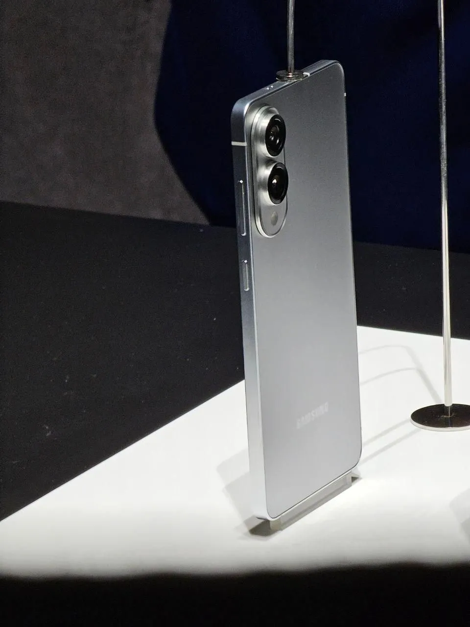 Hình ảnh điện thoại Samsung Galaxy S25 Edge đứng thẳng trên bàn, thể hiện thiết kế siêu mỏng của dòng flagship mới