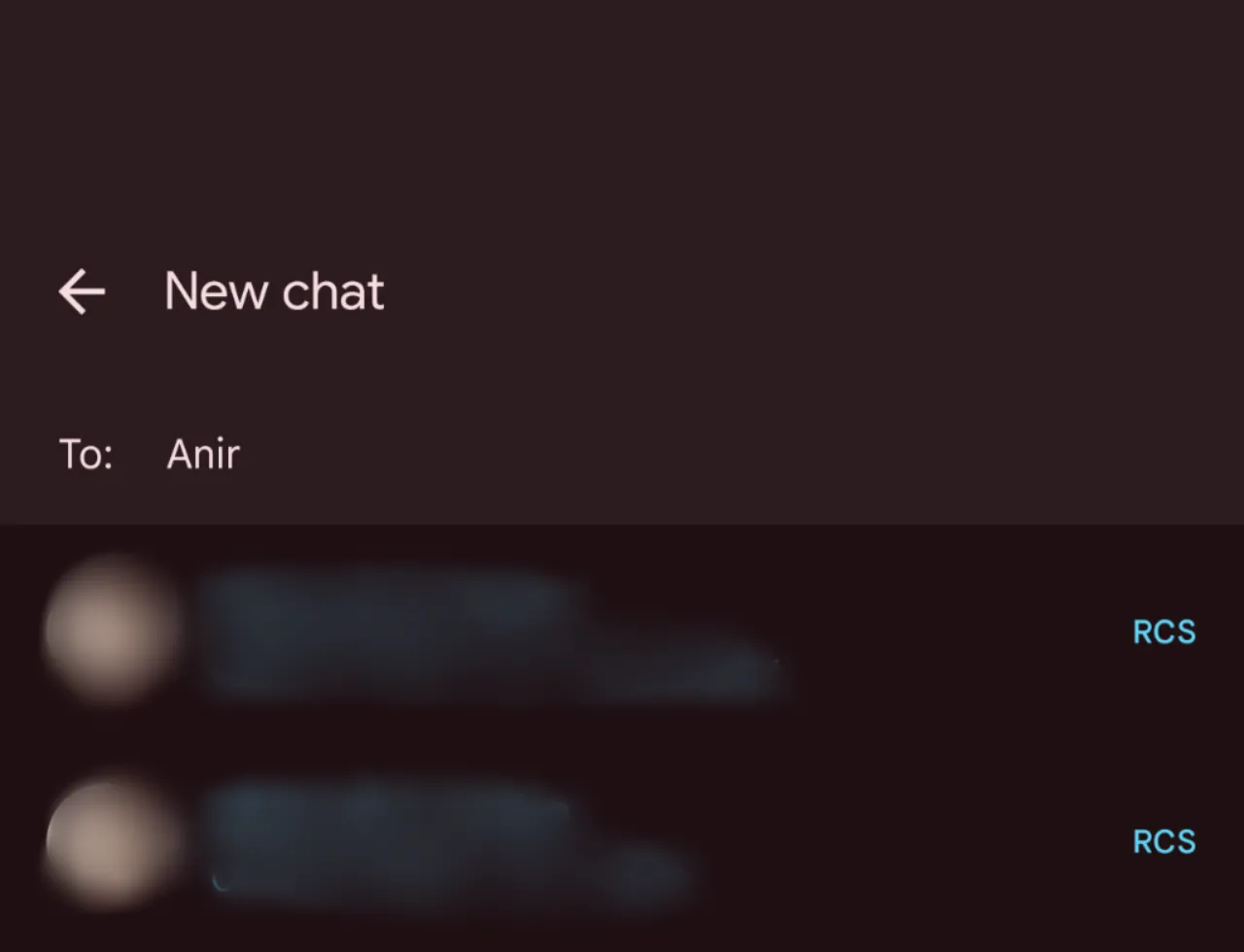 Hình ảnh giao diện Google Messages hiển thị nhãn RCS và chủ đề màu sắc khác biệt cho các liên hệ hỗ trợ RCS, giúp người dùng dễ dàng nhận diện
